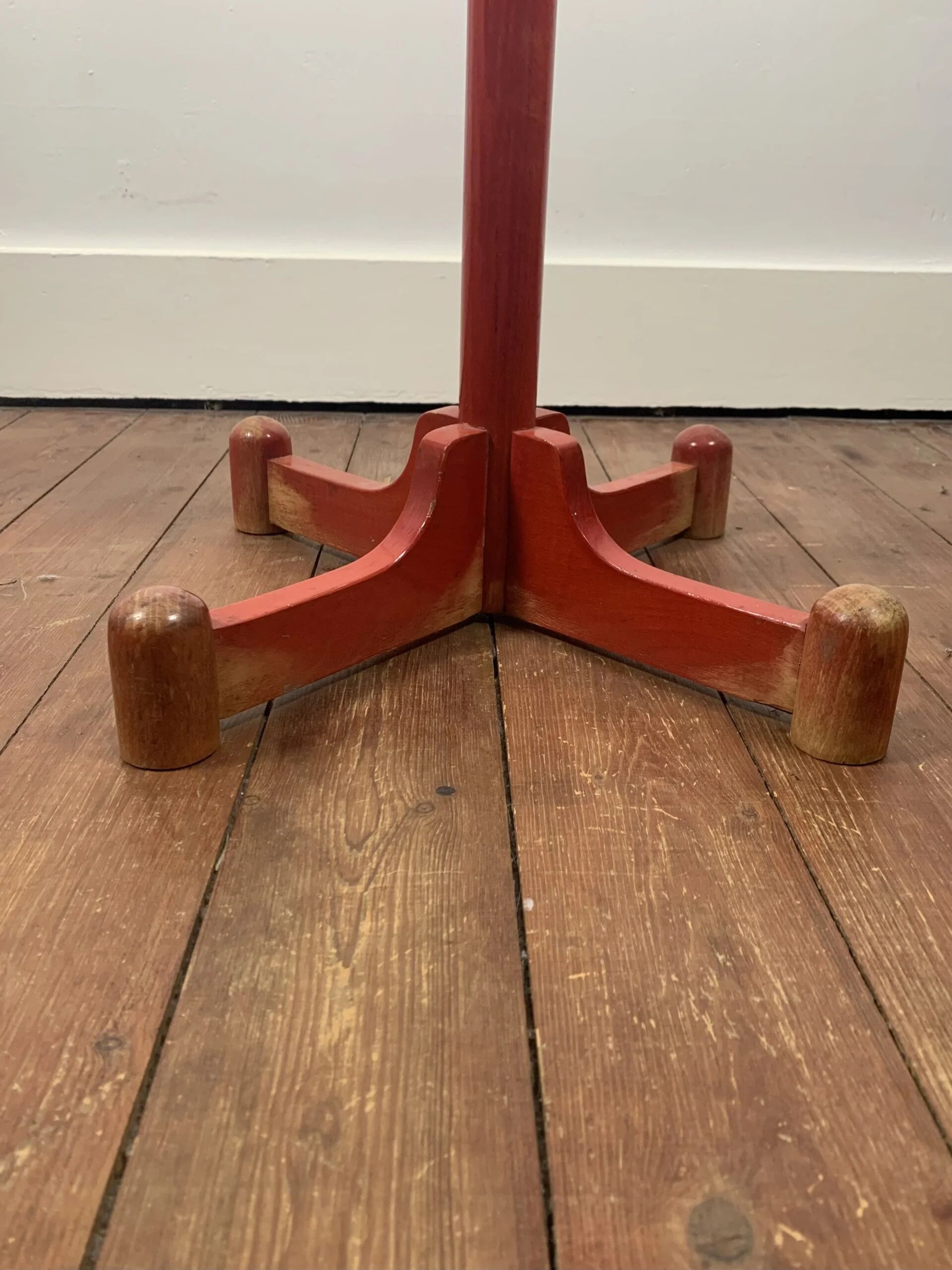 Porte manteau postmoderne rouge, Italie, 1980s