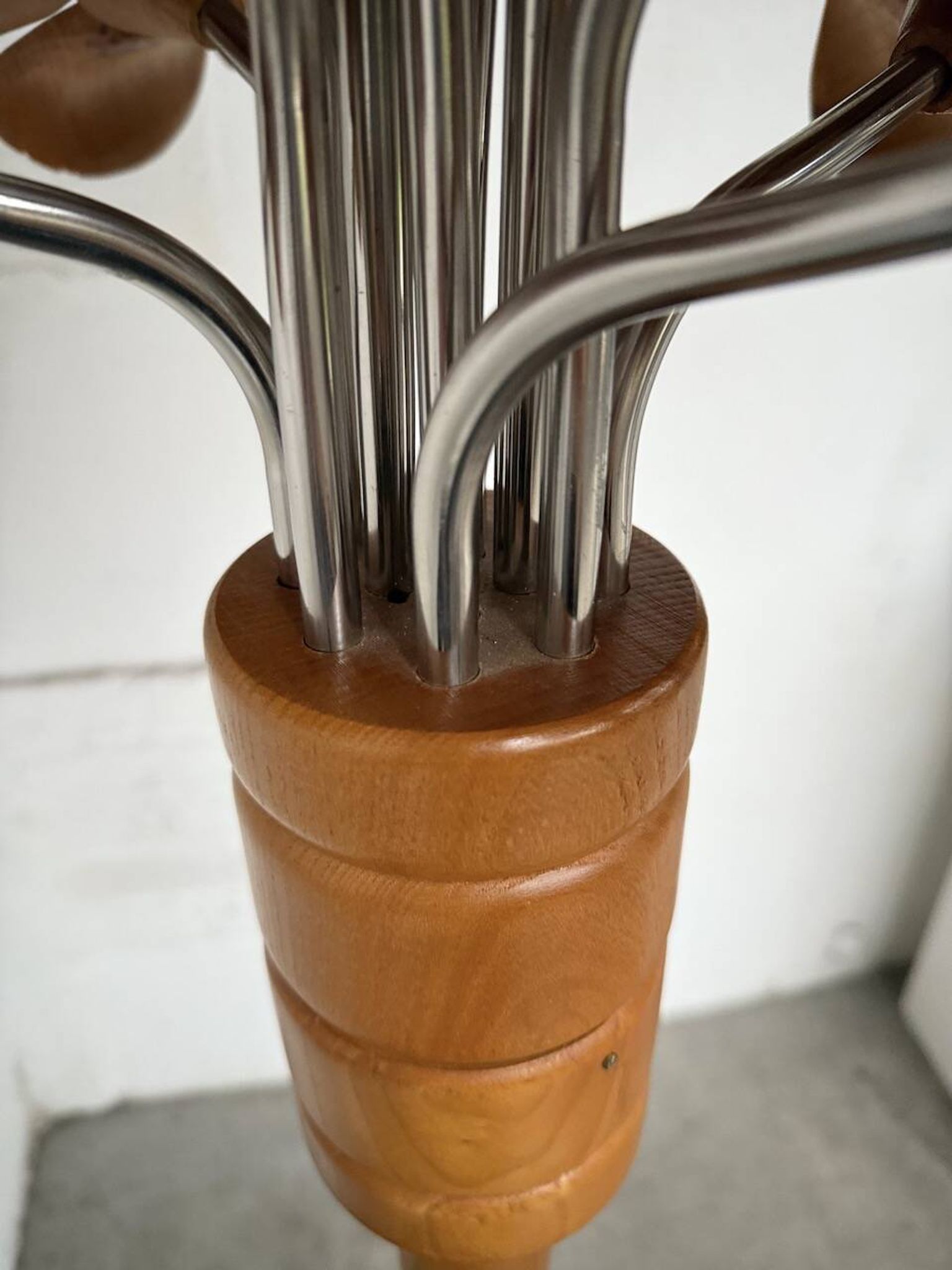 Lampadaire en orme motifs « fleurs », années 70