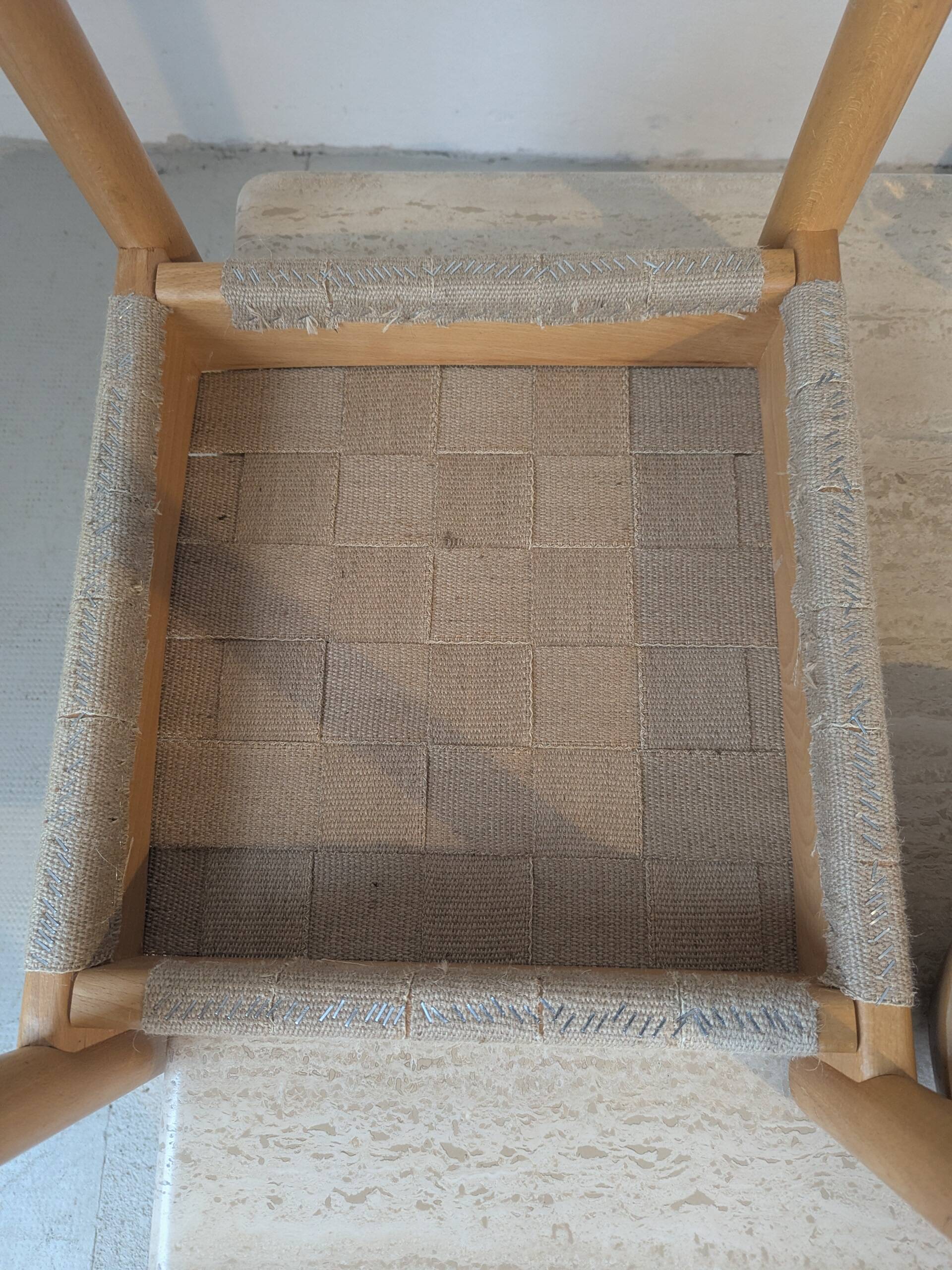 Set of 6 stackable chairs in beech and jute.