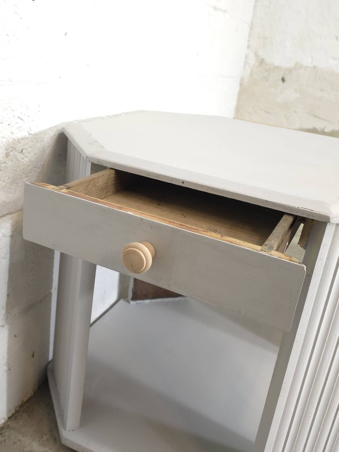 Art Deco side table repainted in "stormy" grey white