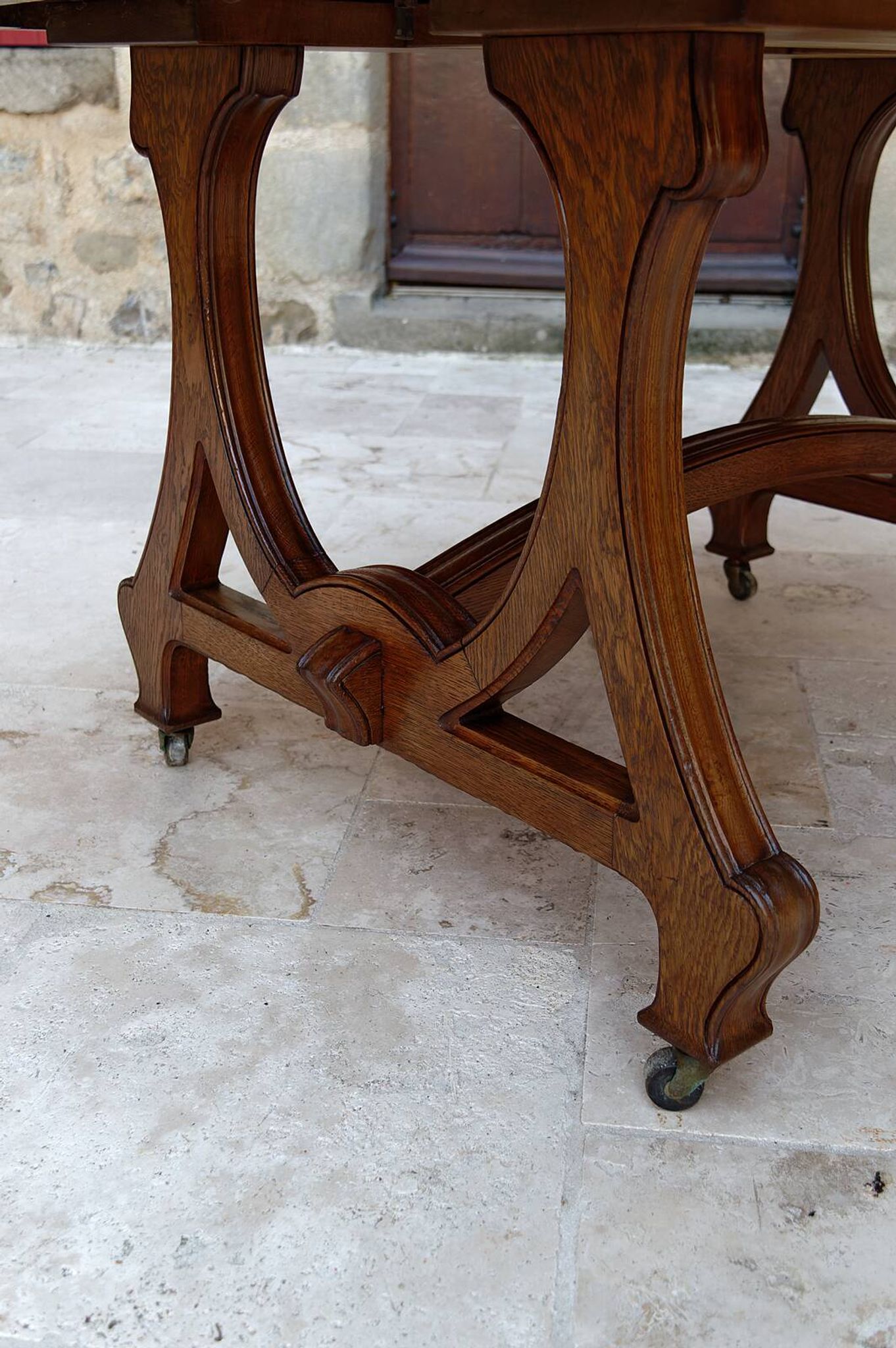 Dining room table by Maison Krieger, Art Nouveau, circa 1900, in solid oak