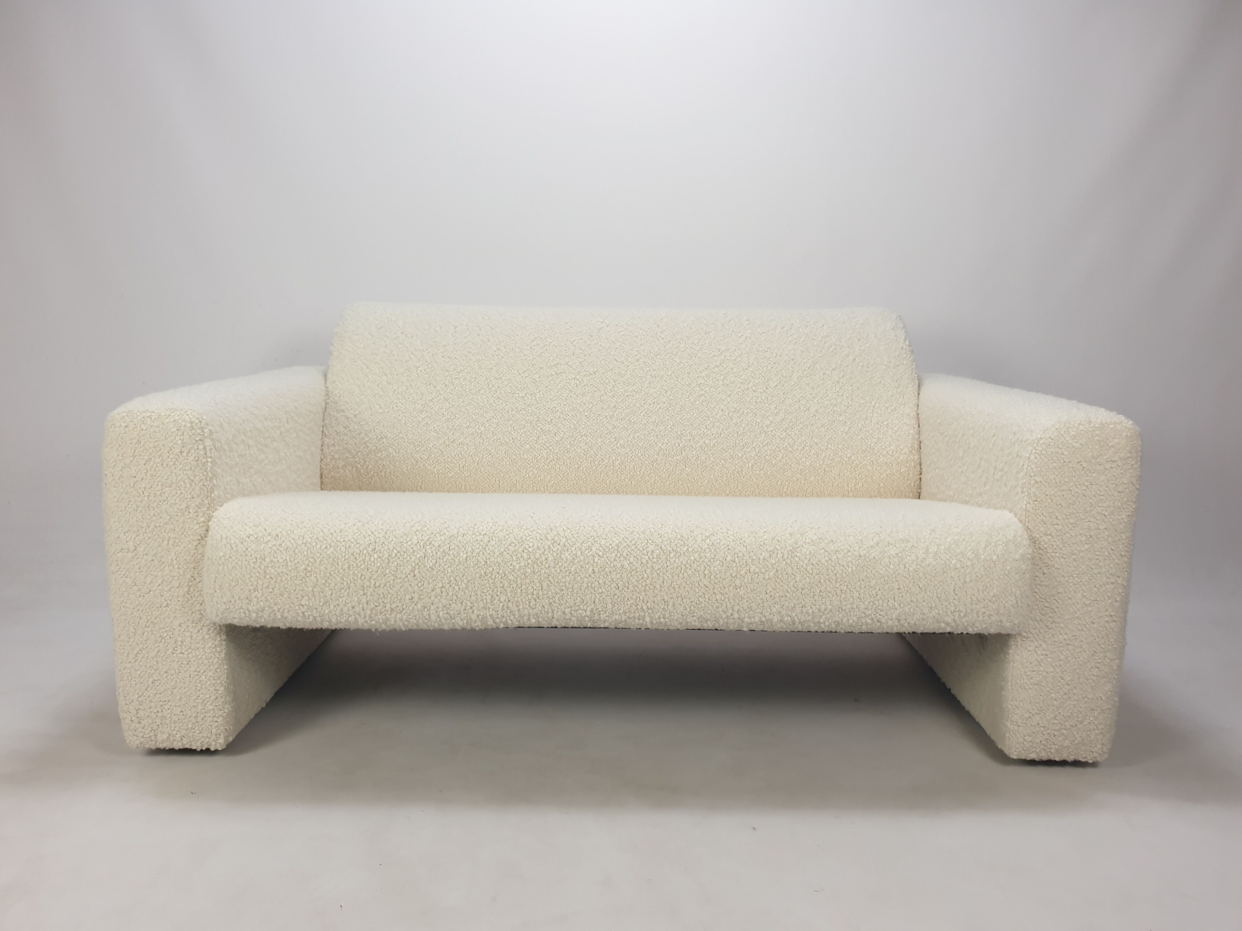 Two-seater sofa Model 691 by Artifort, 1980s.