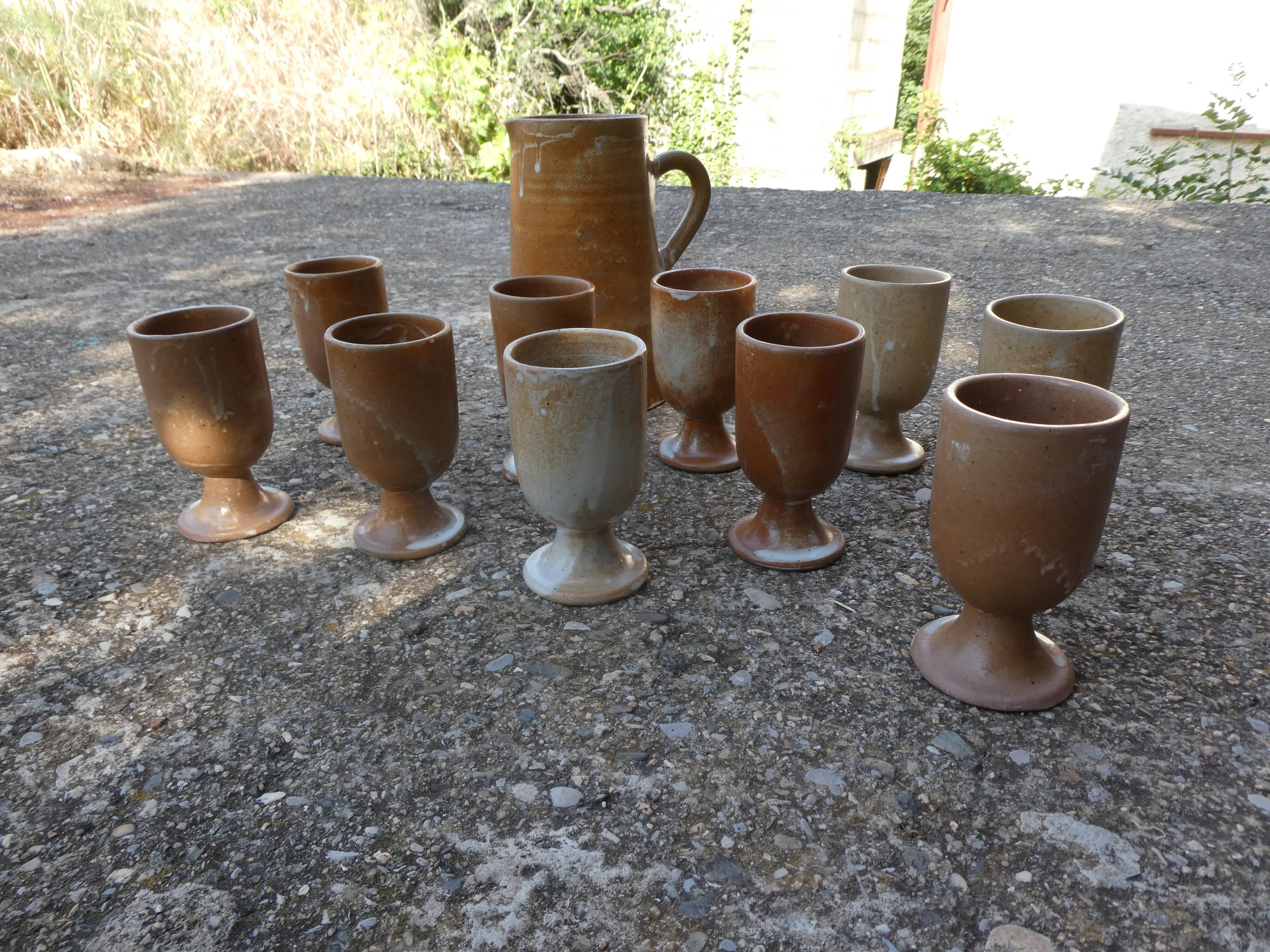 Service mazagrans and decanter in enamelled stoneware.
