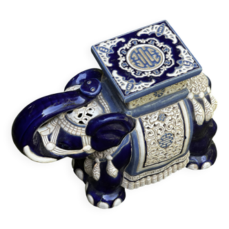 Éléphant tabouret en céramique émaillée couleurs Bleu cobalt et ivoire