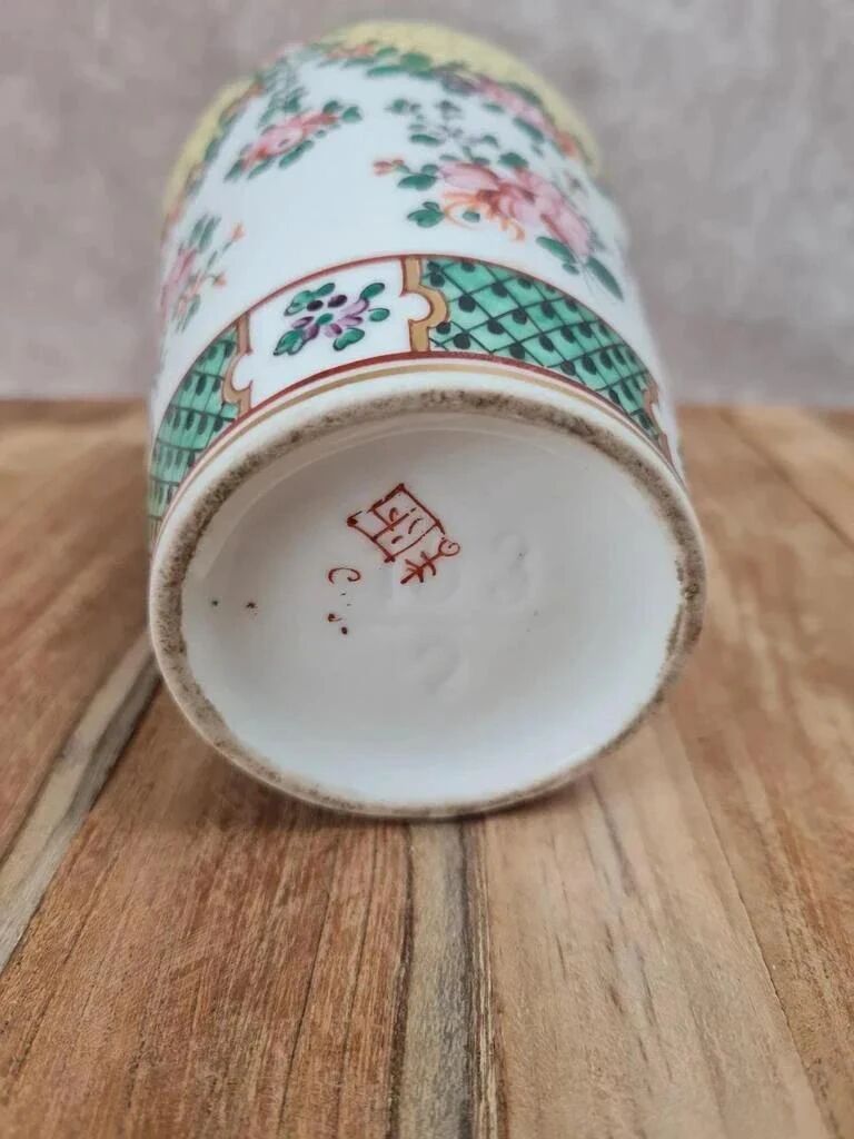 Vase en porcelaine chinoise fond jaune famille-rose doré à l’or fin