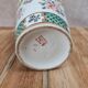 Vase en porcelaine chinoise fond jaune famille-rose doré à l’or fin