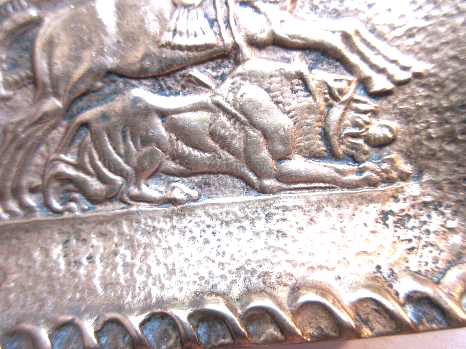 Gilded bronze pocket tray, signed Max Le Verrier: The attack of the chariot by the lions