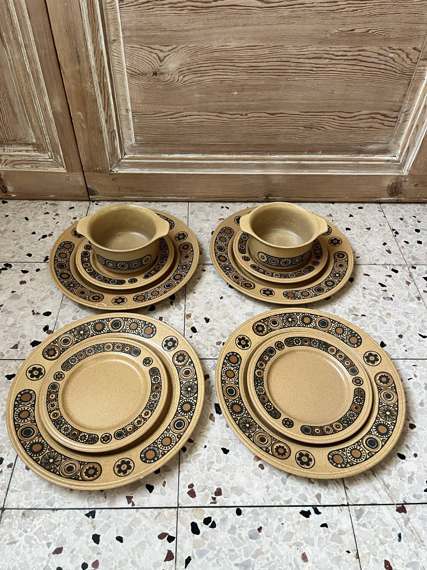 Série de 8 assiettes et 2 bols