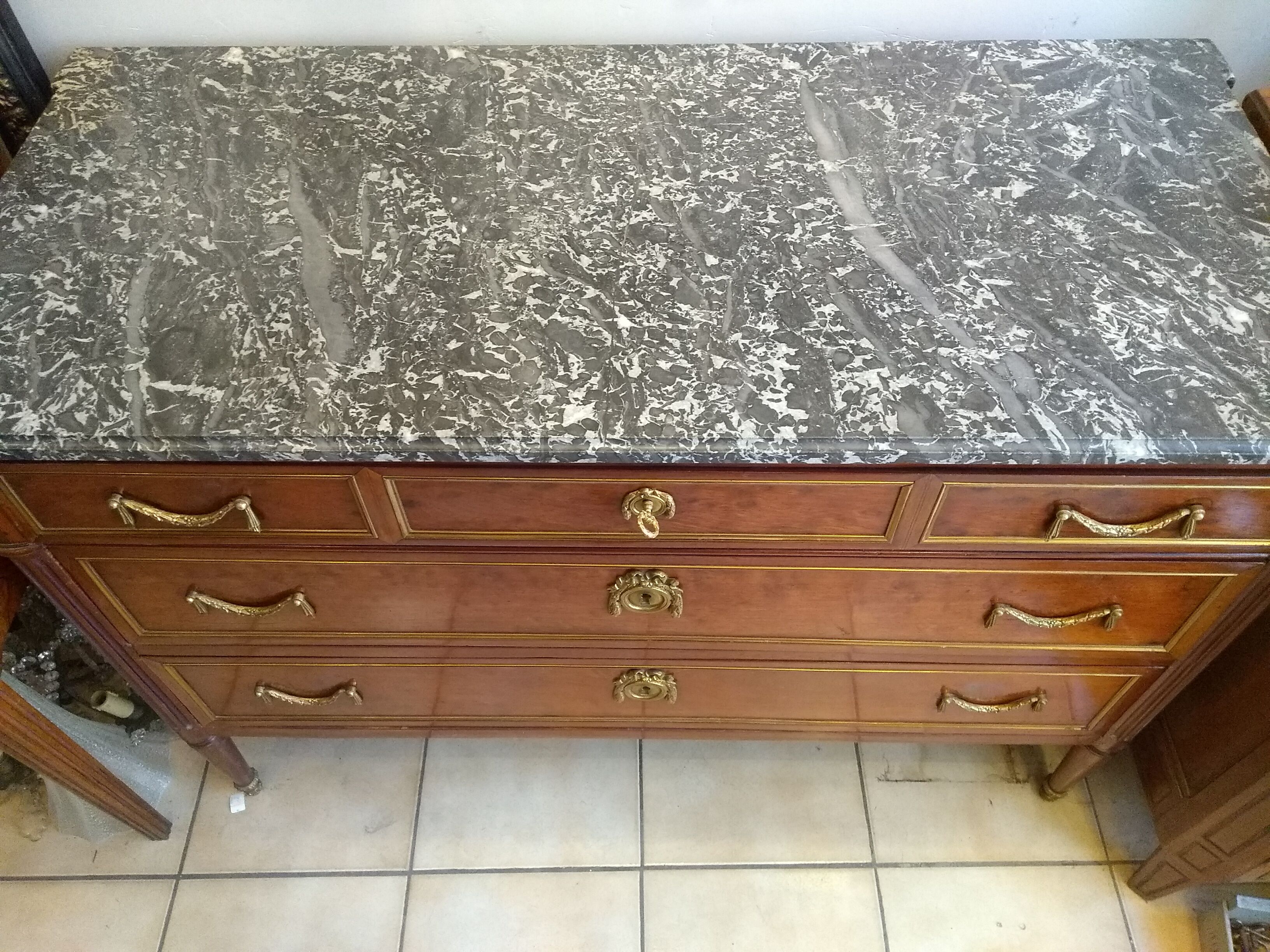 Commode Louis XVI estampillée Bircklé acajou moucheté