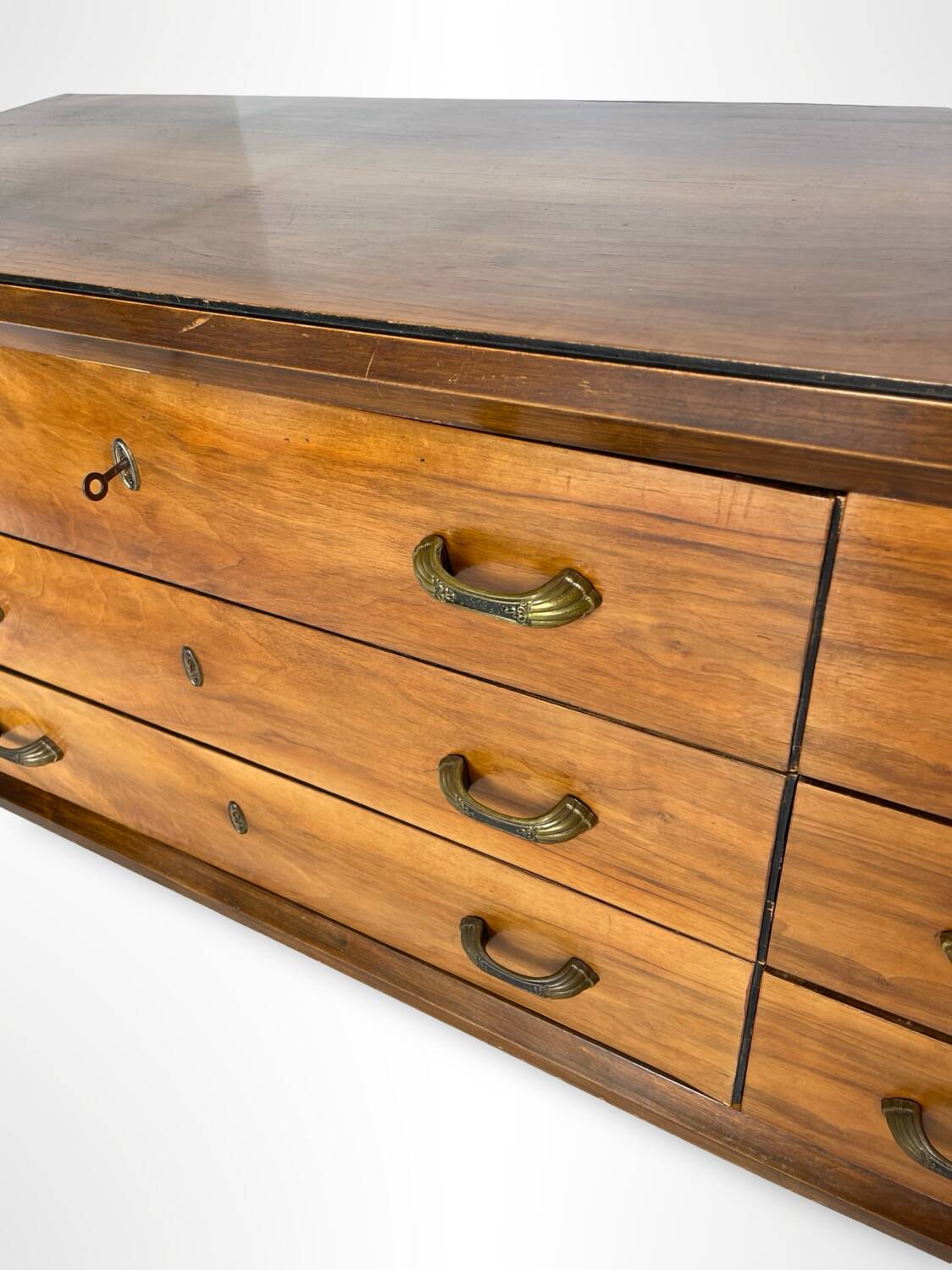Elegant Italian chest of drawers, 1940s.