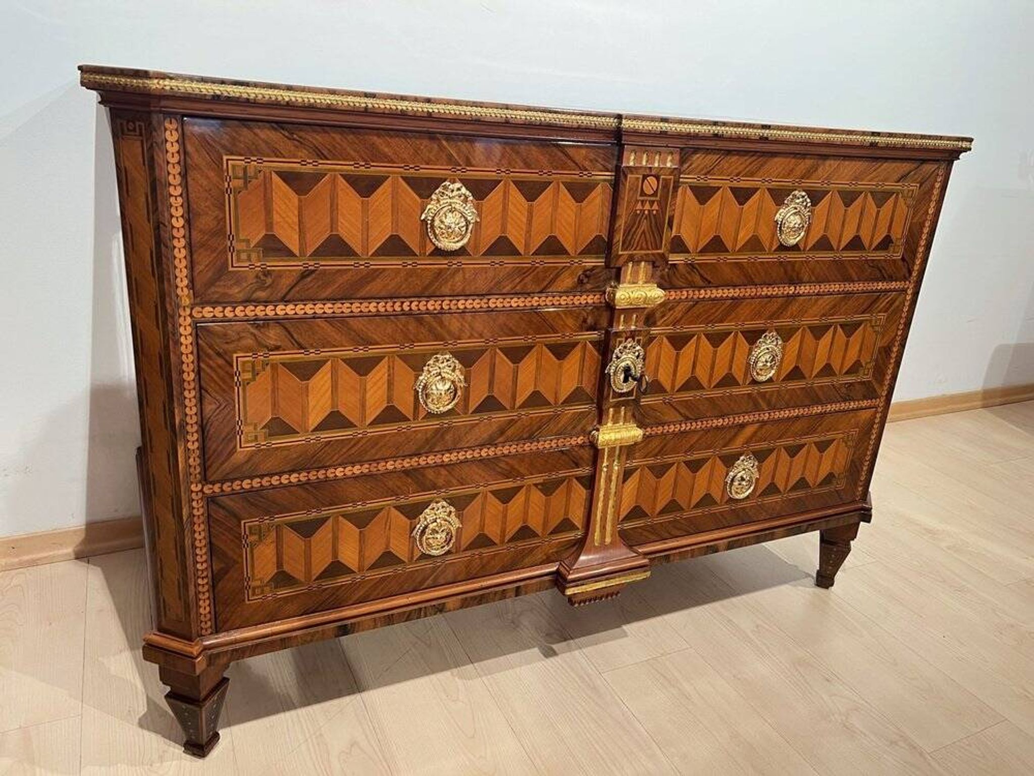 Commode autrichienne Louis XVI en placage de noyer avec incrustations et dorure, années 1790.