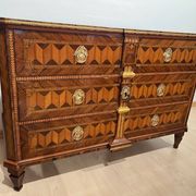 Commode autrichienne Louis XVI en placage de noyer avec incrustations et dorure, années 1790.