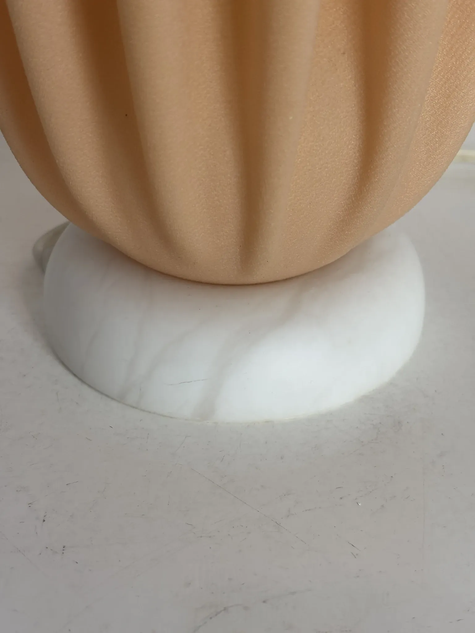 Lampe  vintage 1970 Athéna Georgia Jacob drapée saumonée - 50 cm
