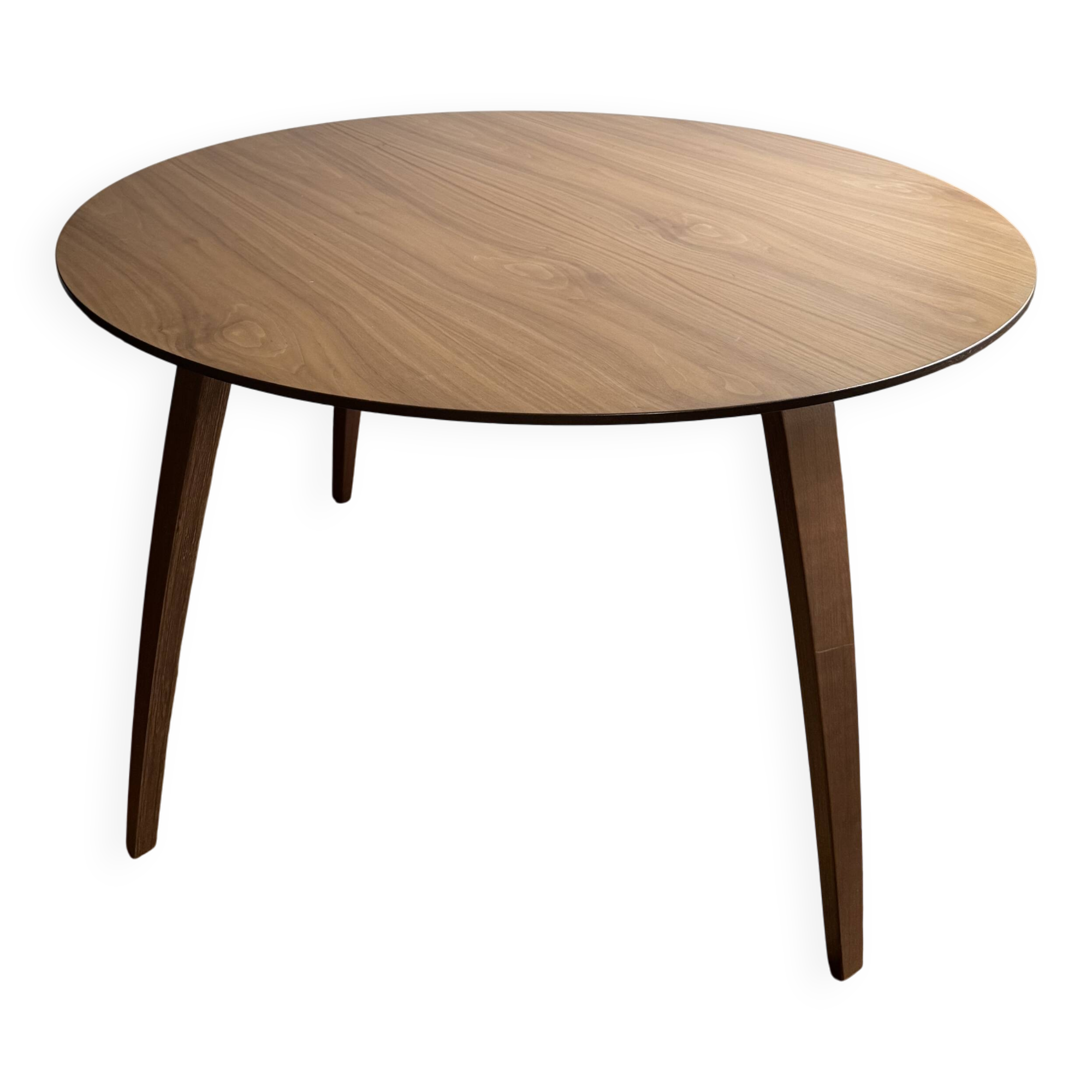 GUBI - Round dining table in walnut