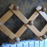 wooden wall-mounted coat rack with 7 hooks