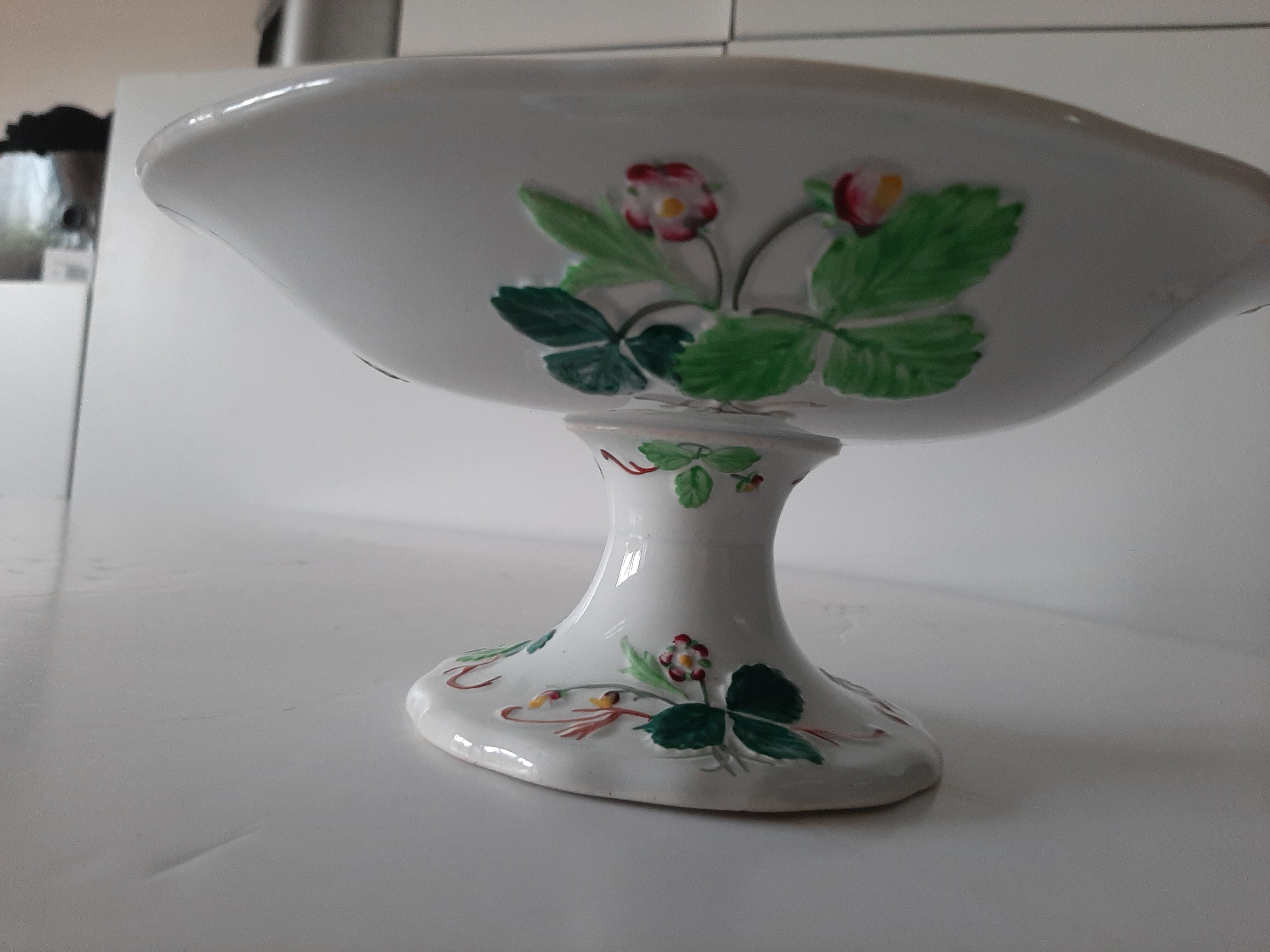 'Strawberry' compotier says Service George Sand, Creil and Montereau earthenware