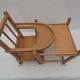 chaise haute de poupée à barreaux , bois clair