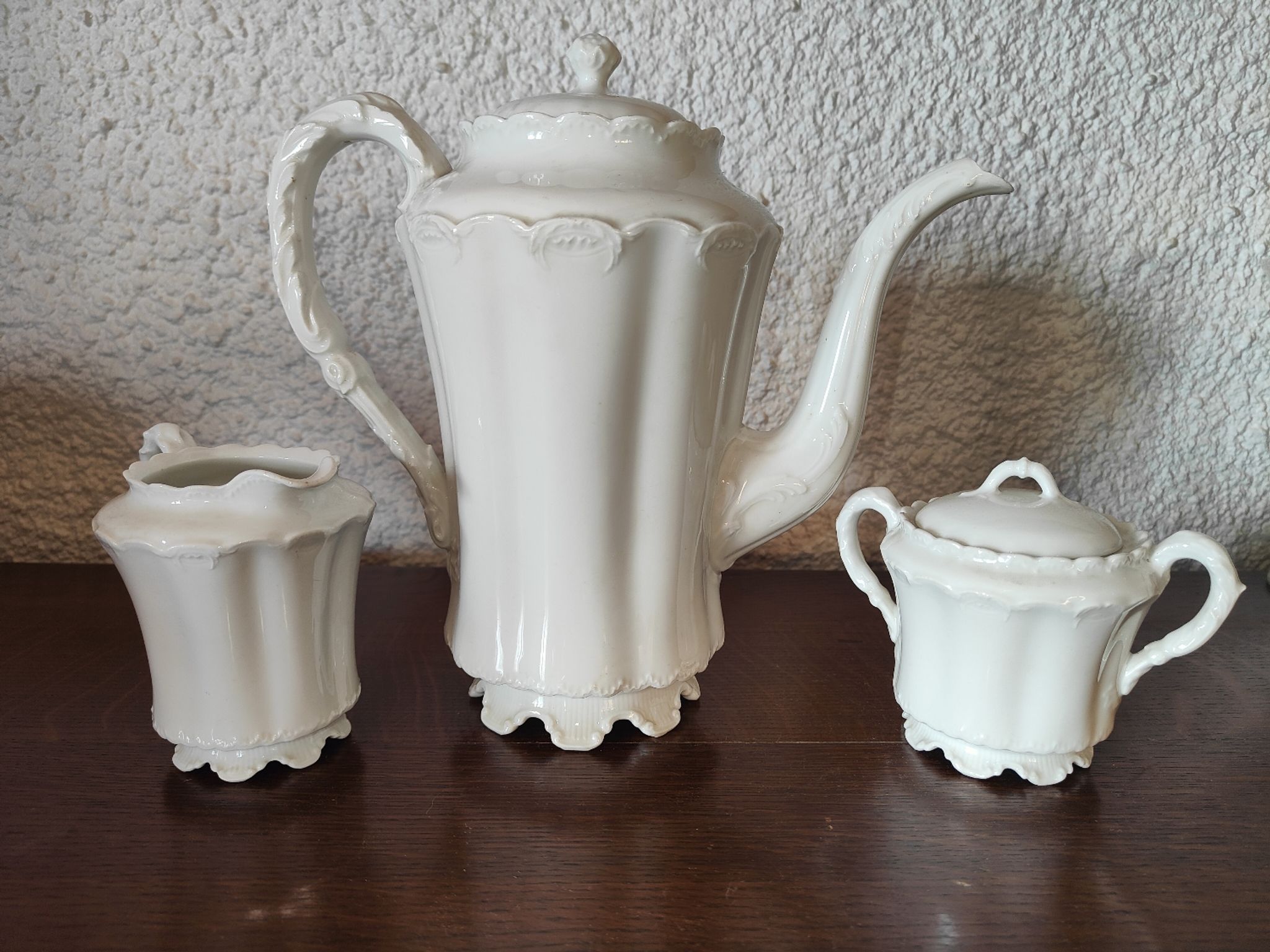 Limoges porcelain coffee maker in Haviland, white milk pot and sugar bowl decorated with leaves
