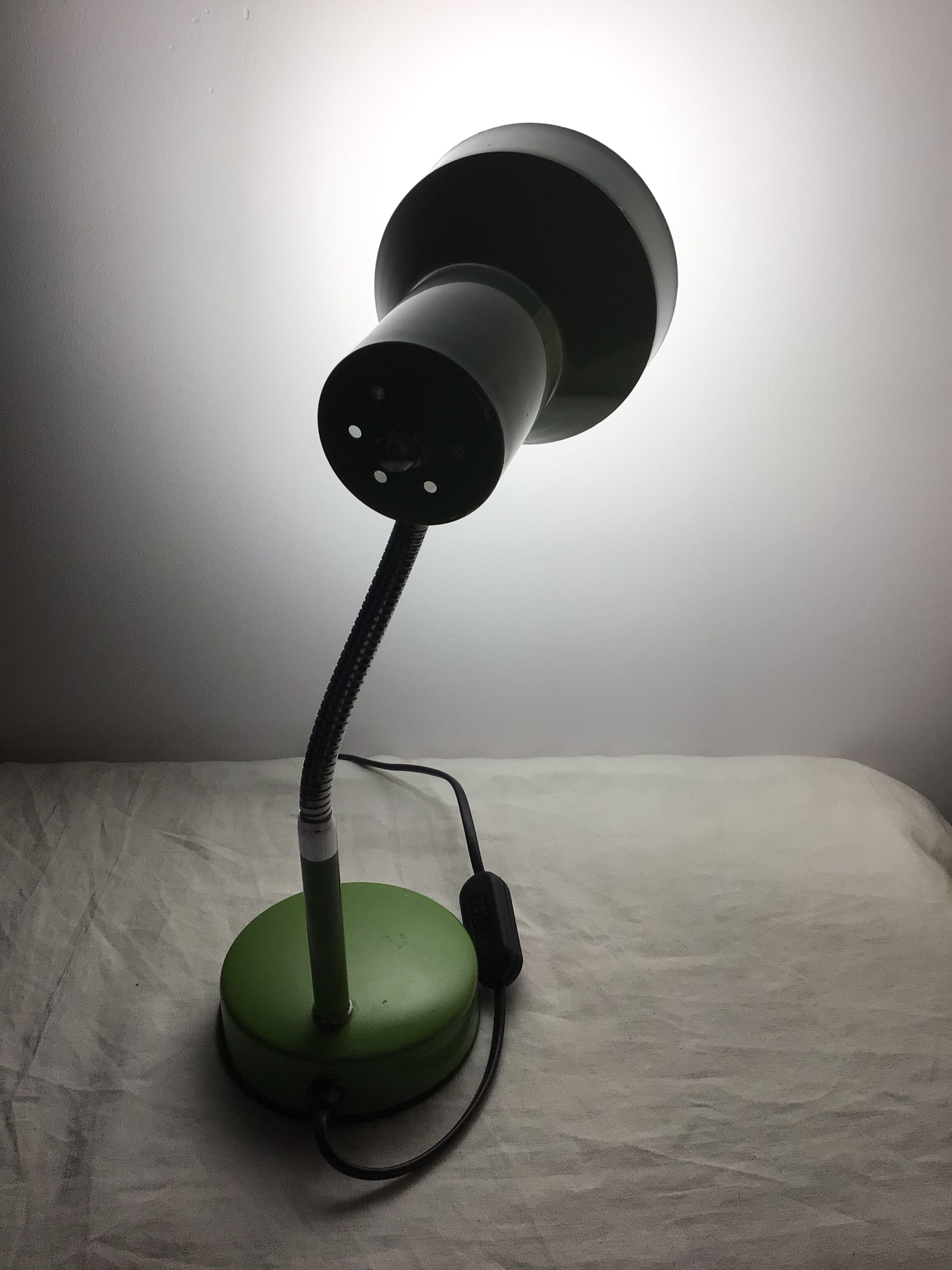 Lampe de table articulée flexible couleur vert olive métal chromé vintage.