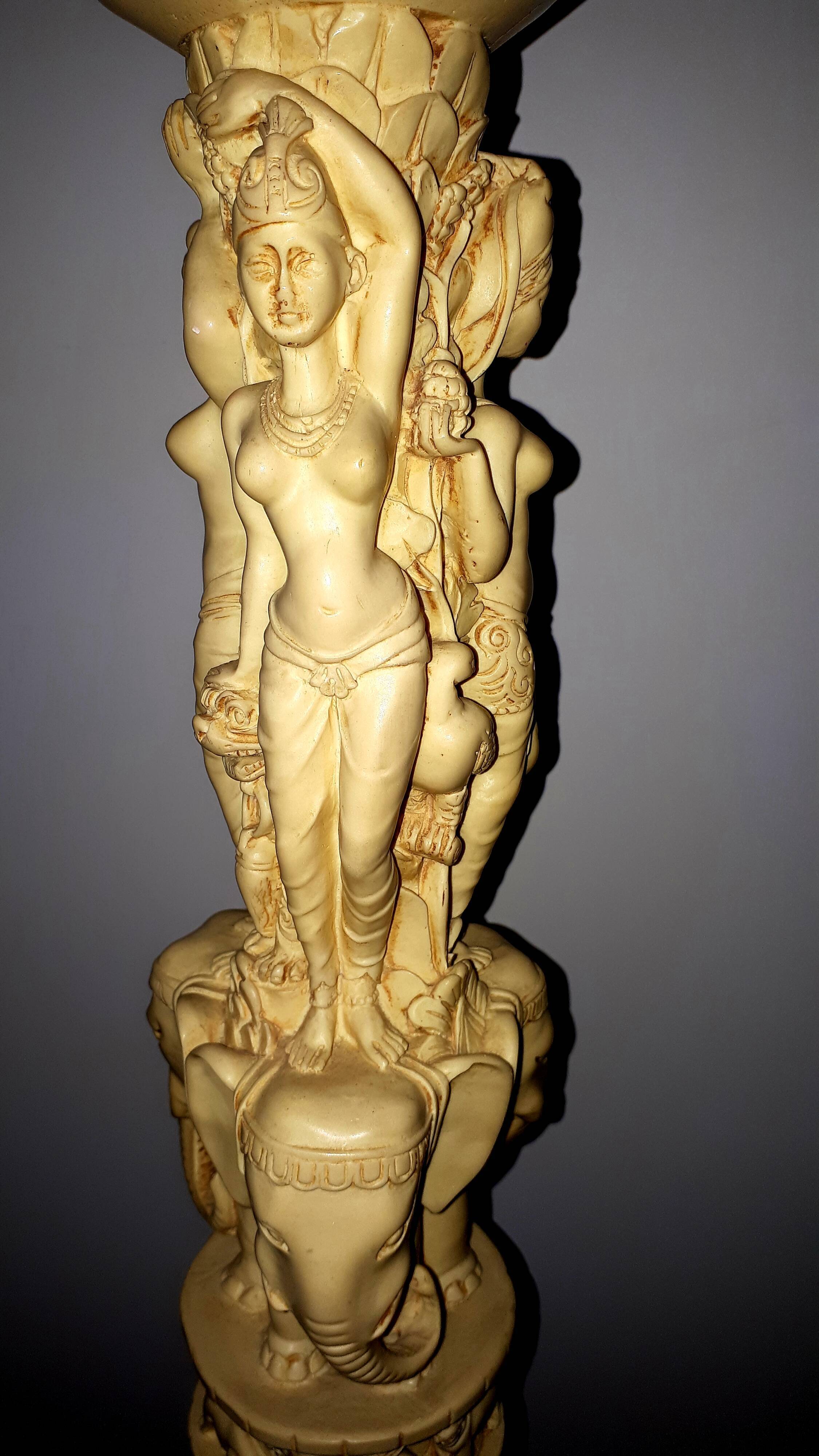 Selette Indochinese sculpted column