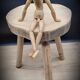 Tabouret vachet tripode bois massif clair