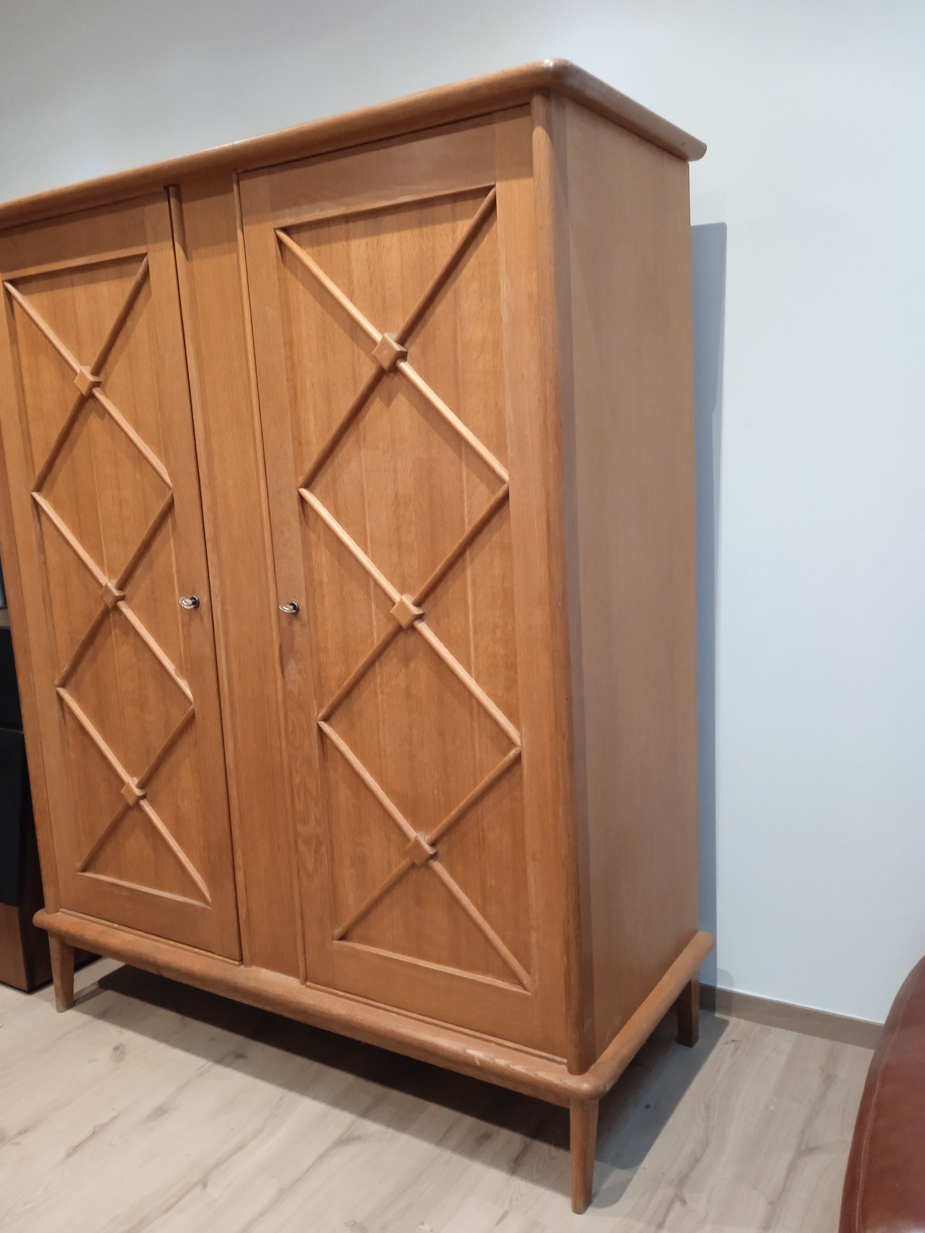 Armoire bois sculpté années 60 vintage