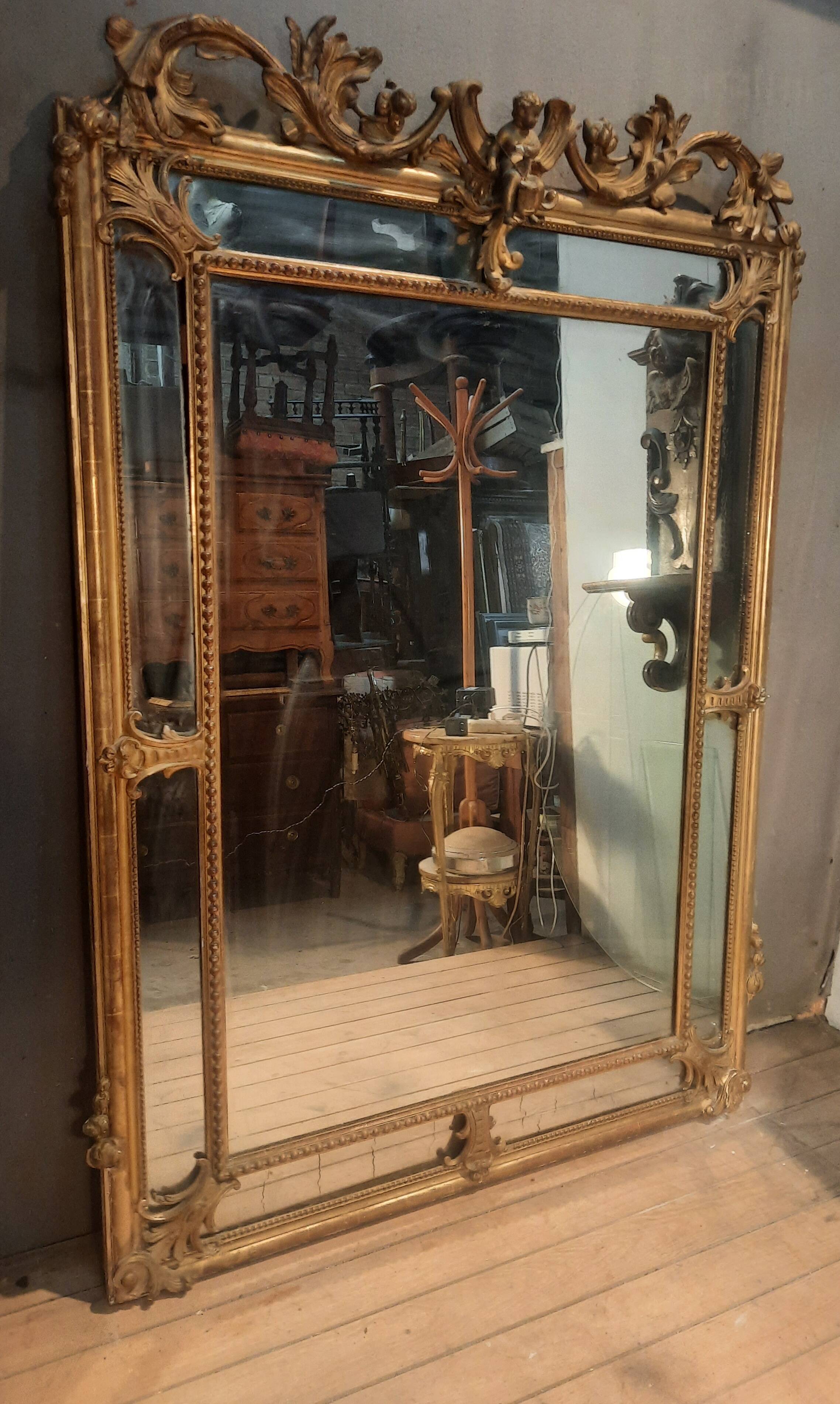 Large gold mirror with closed edges