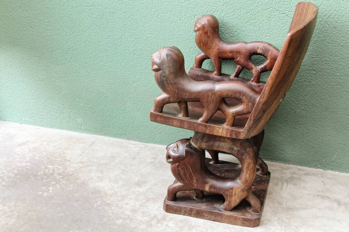 Siège africain monoxyle en bois sculpté