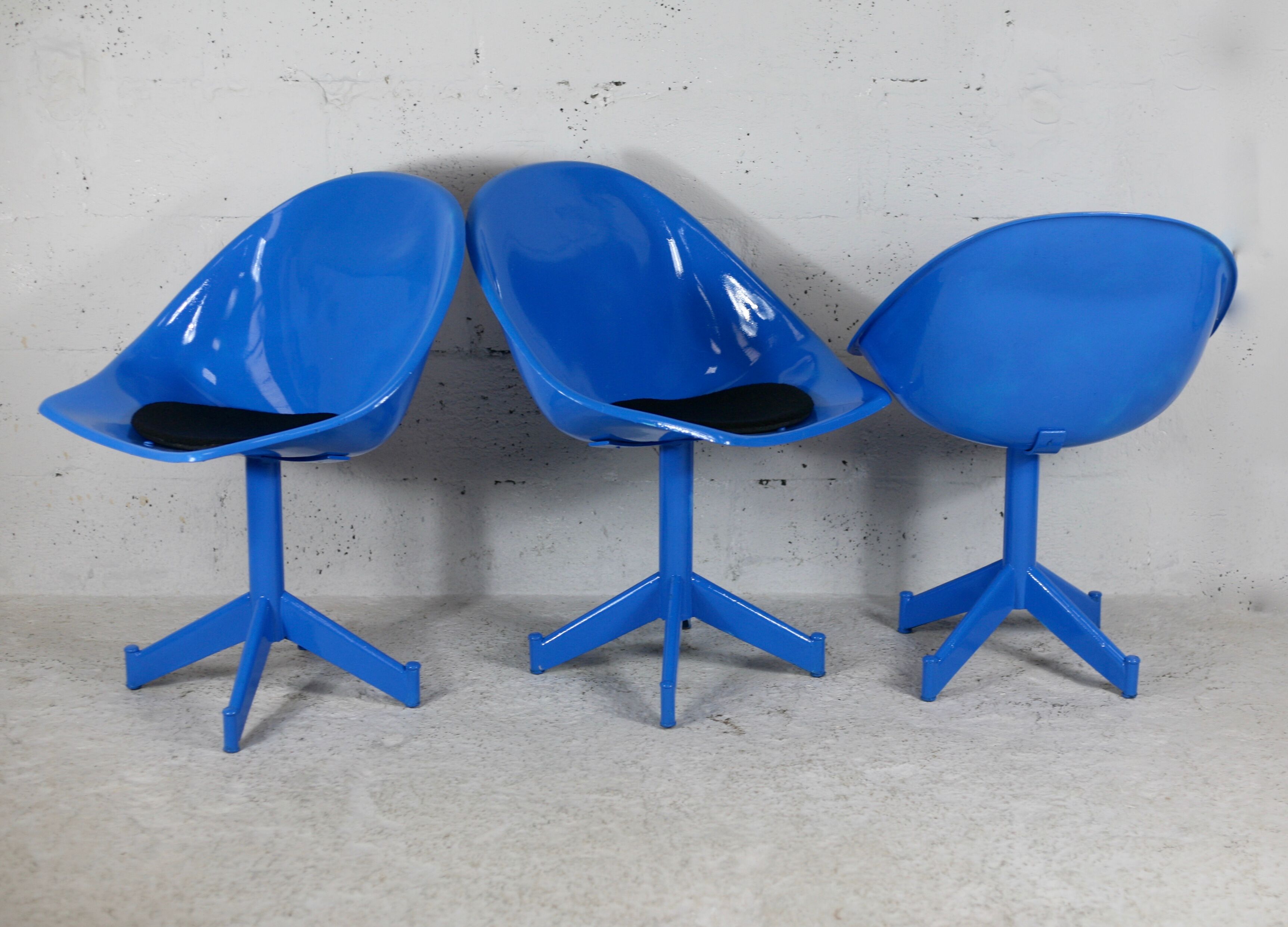 3 chairs "space Age", resin and steel, France, circa 1970.