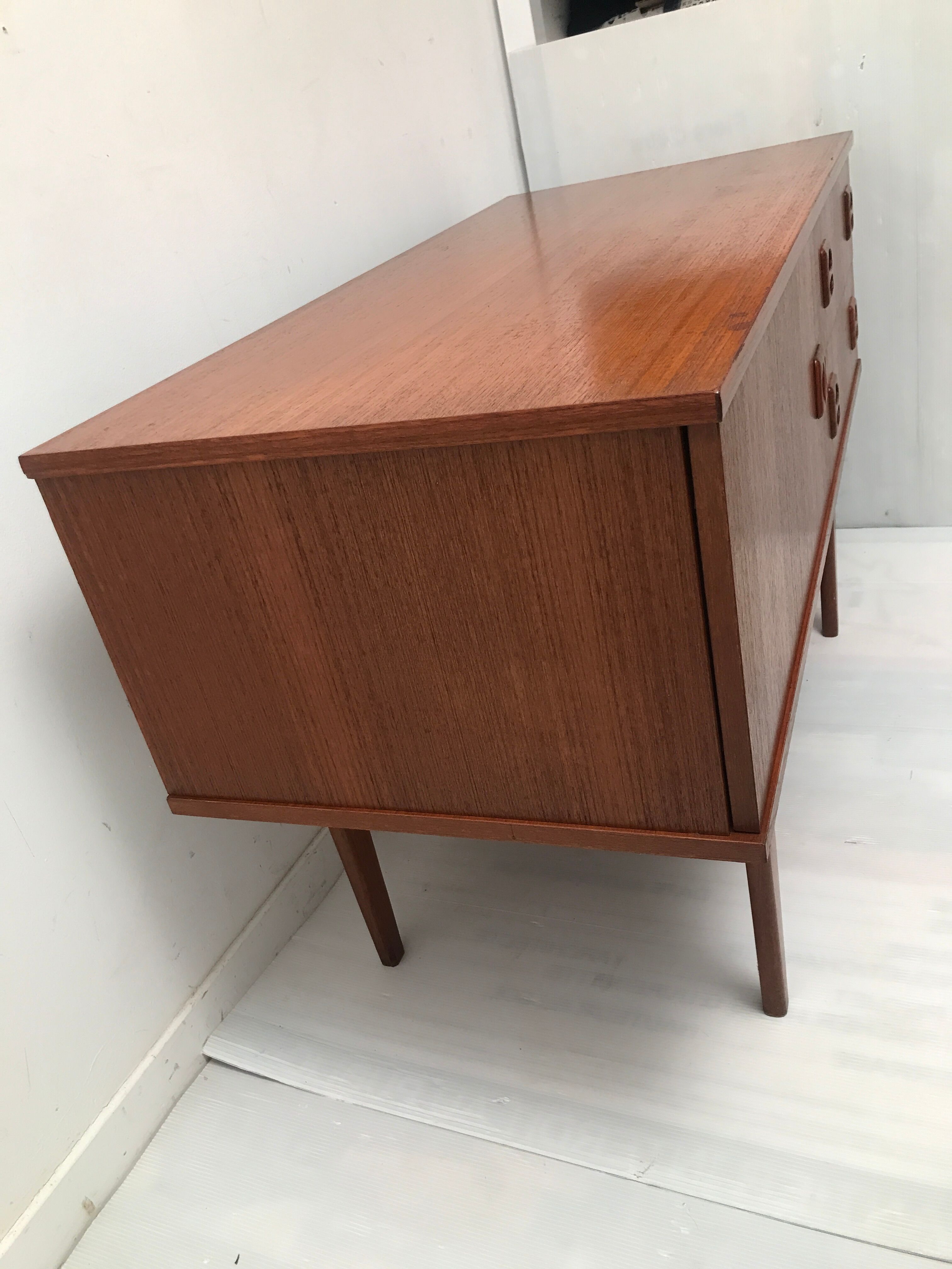 Scandinavian 60s row with spindle feet