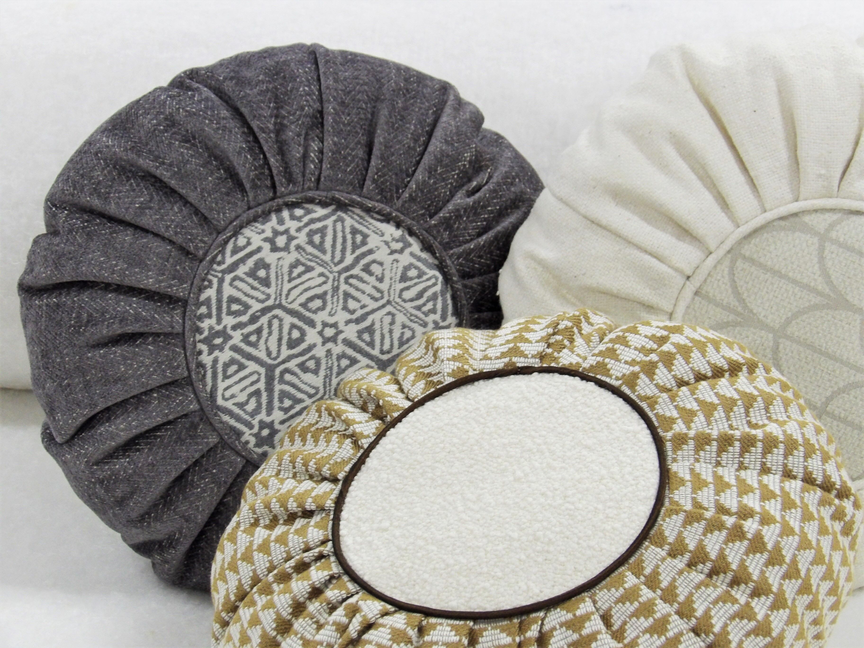 Coussin à fronces gris