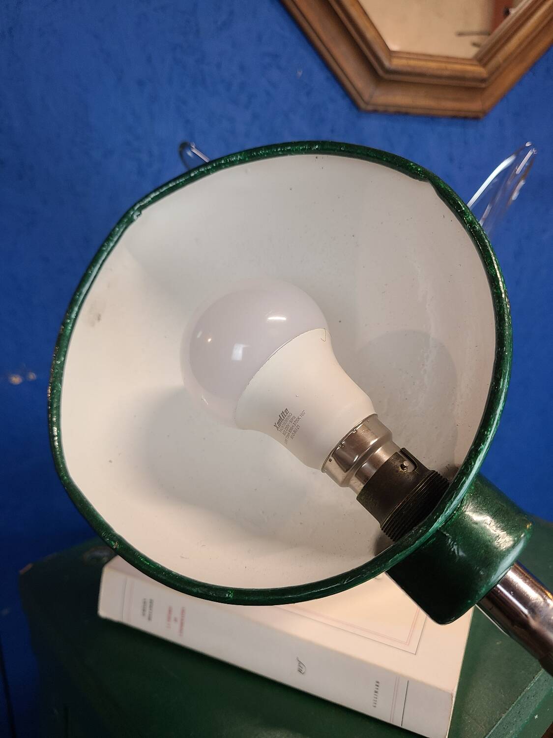 Articulated workshop lamp, magnetic adhesive