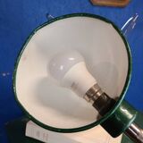 Articulated workshop lamp, magnetic adhesive