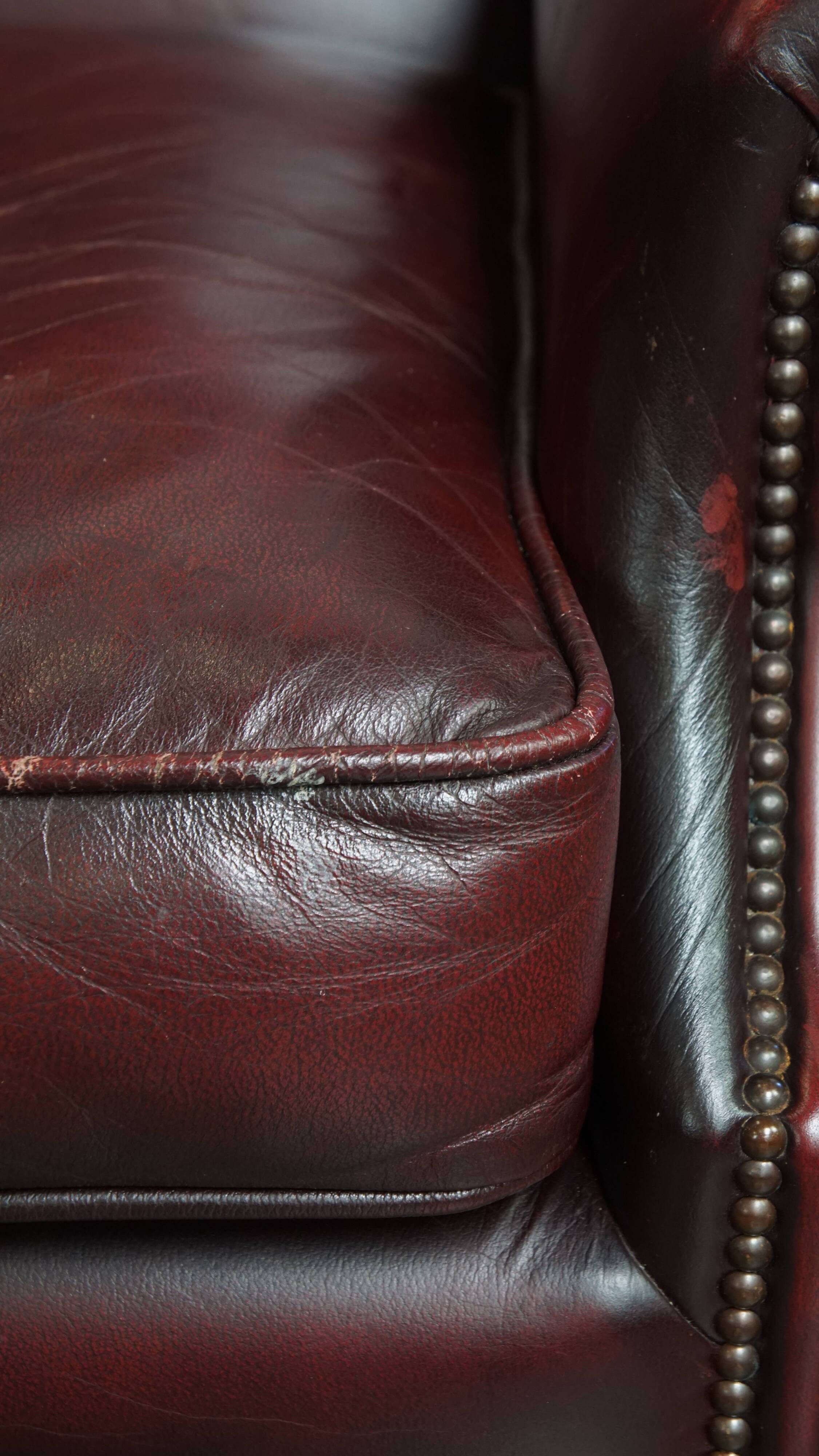 Ensemble de 2 fauteuils à oreilles en cuir de vachette + pouf de style anglais