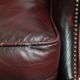 Ensemble de 2 fauteuils à oreilles en cuir de vachette + pouf de style anglais