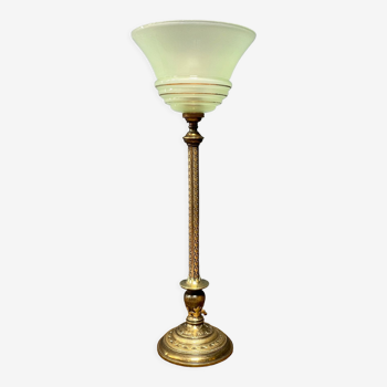 Lampe de table en laiton ornée avec abat-jour en verre vert menthe