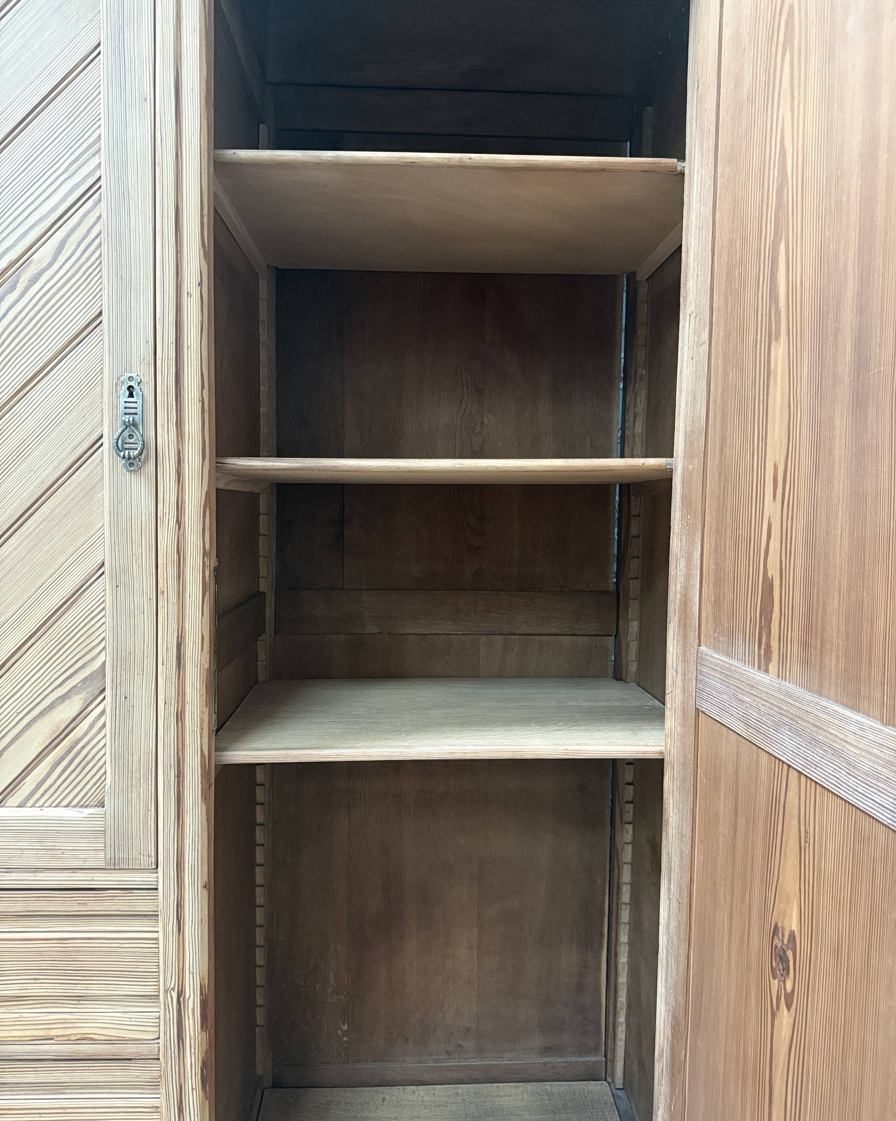 Armoire ancienne de campagne, rénovée