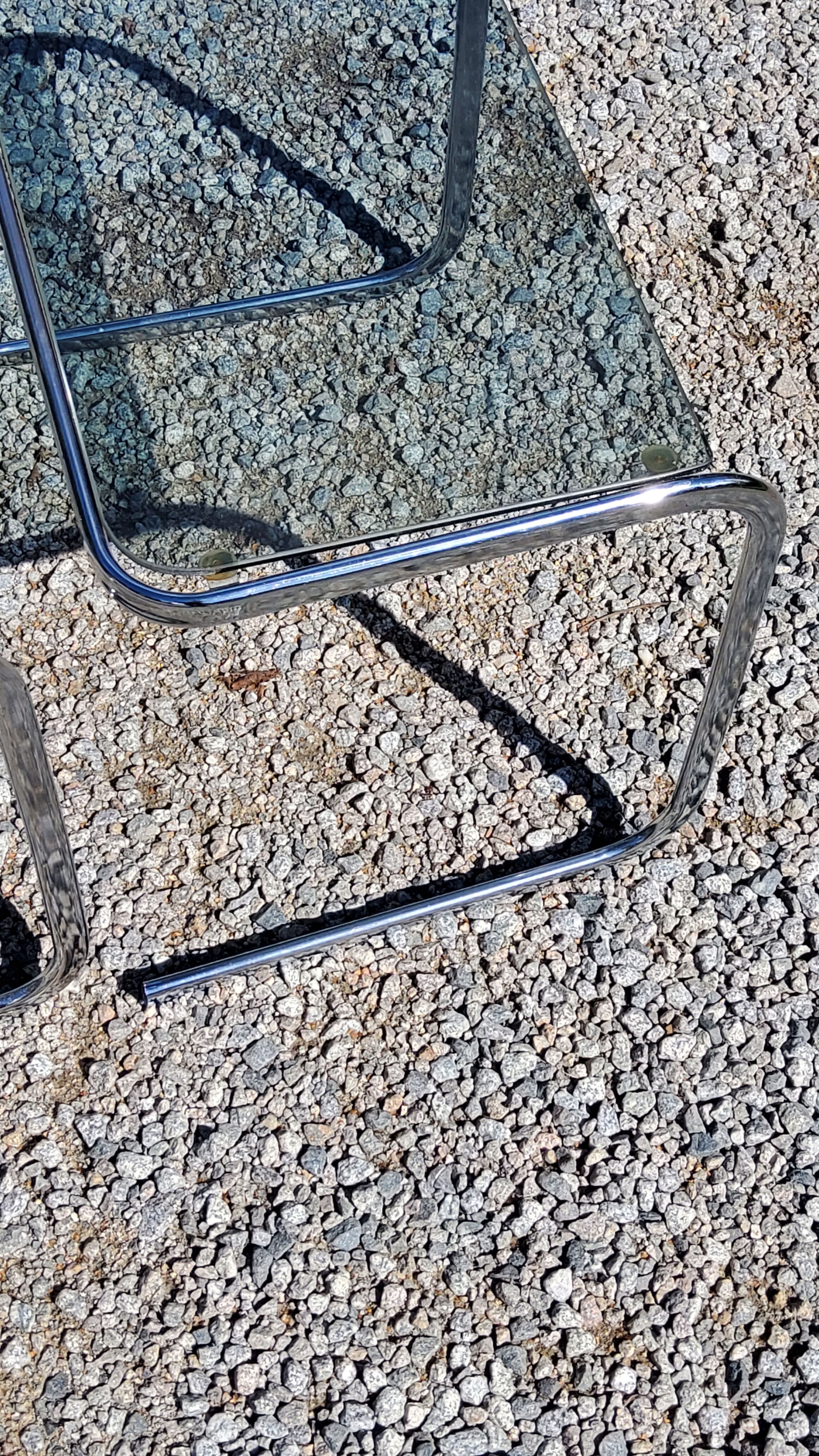Set de 3 tables gigognes des années 70 en verre fumé piètement chromé