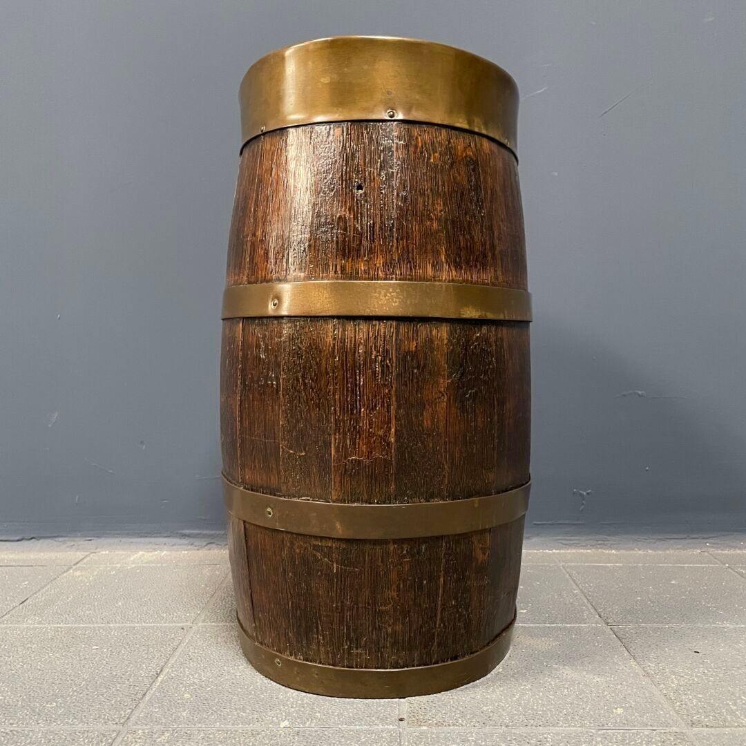Fût ovale en chêne foncé avec bandes de cuivre