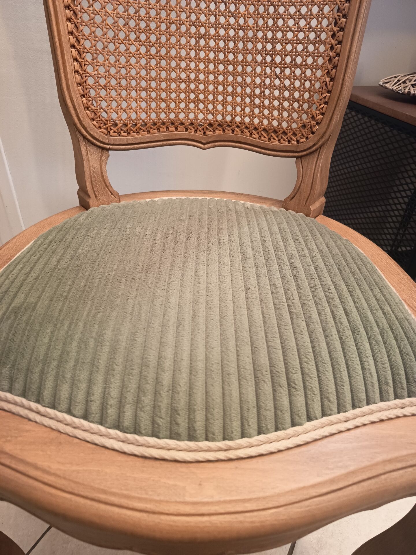Chaise en bois, cannage et velours côtelé