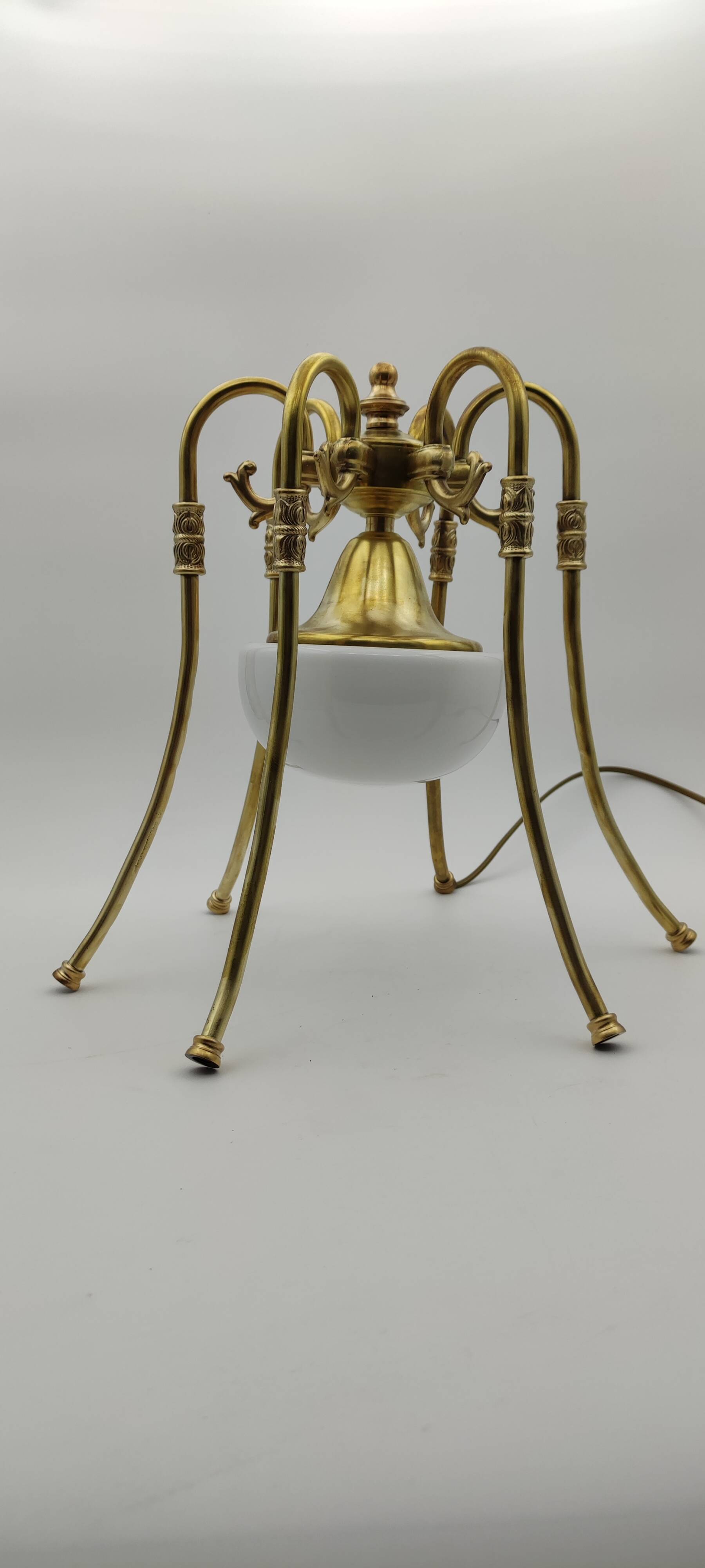 Medusa lamp in brass and opaline
