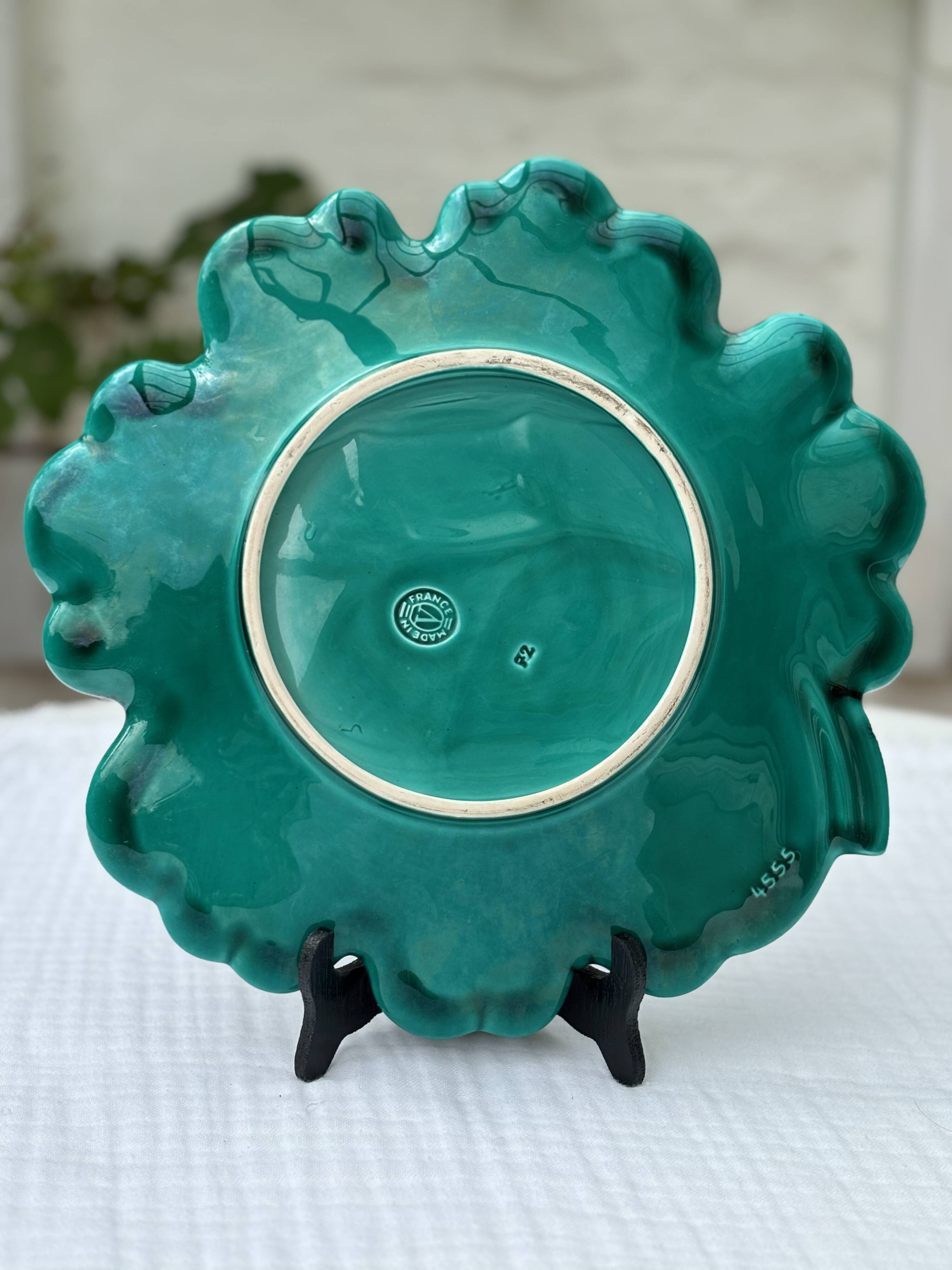 Vintage slip serving dish - Green leaf with black veneered edge