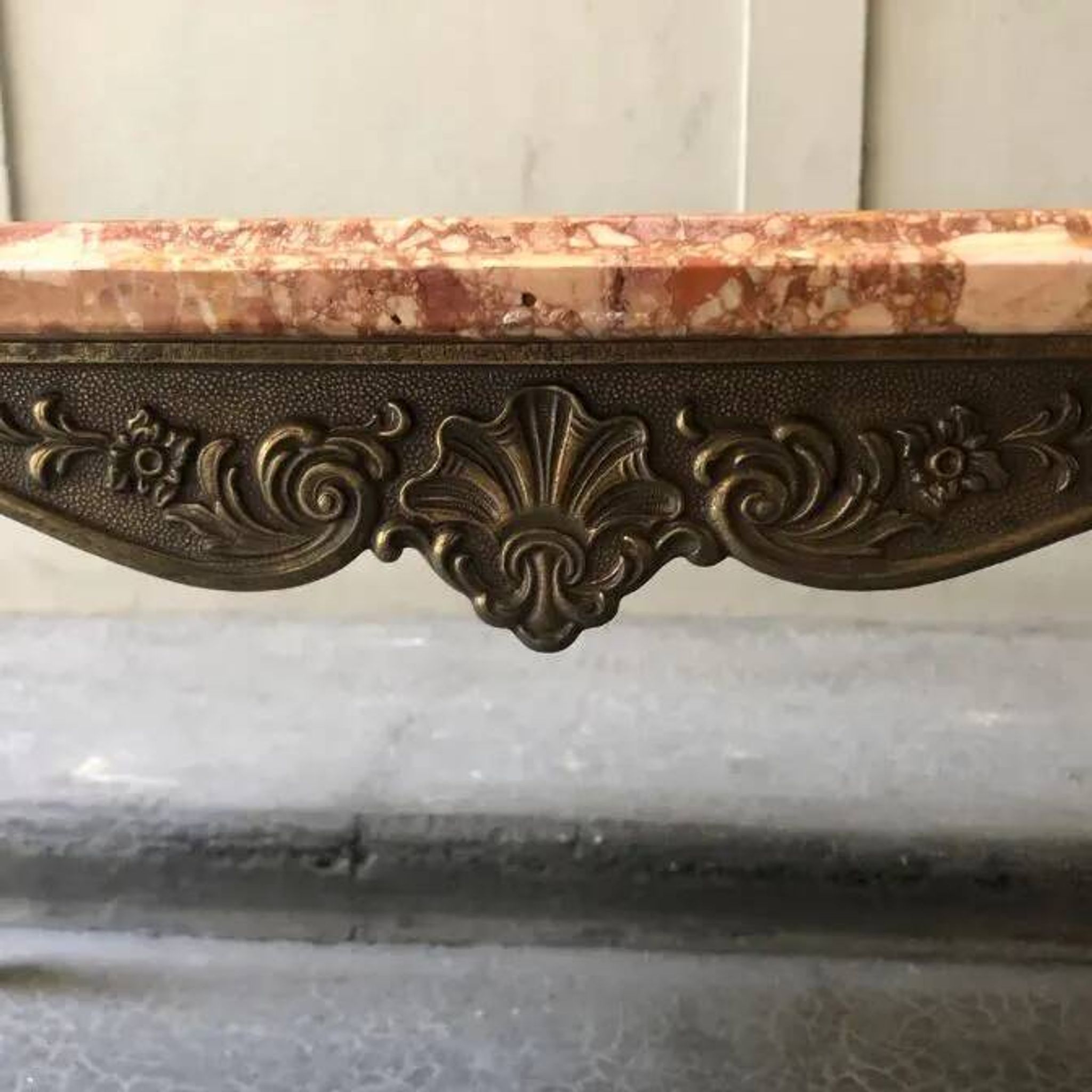 Table basse en marbre brèche