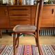 Chaise en bois foncé