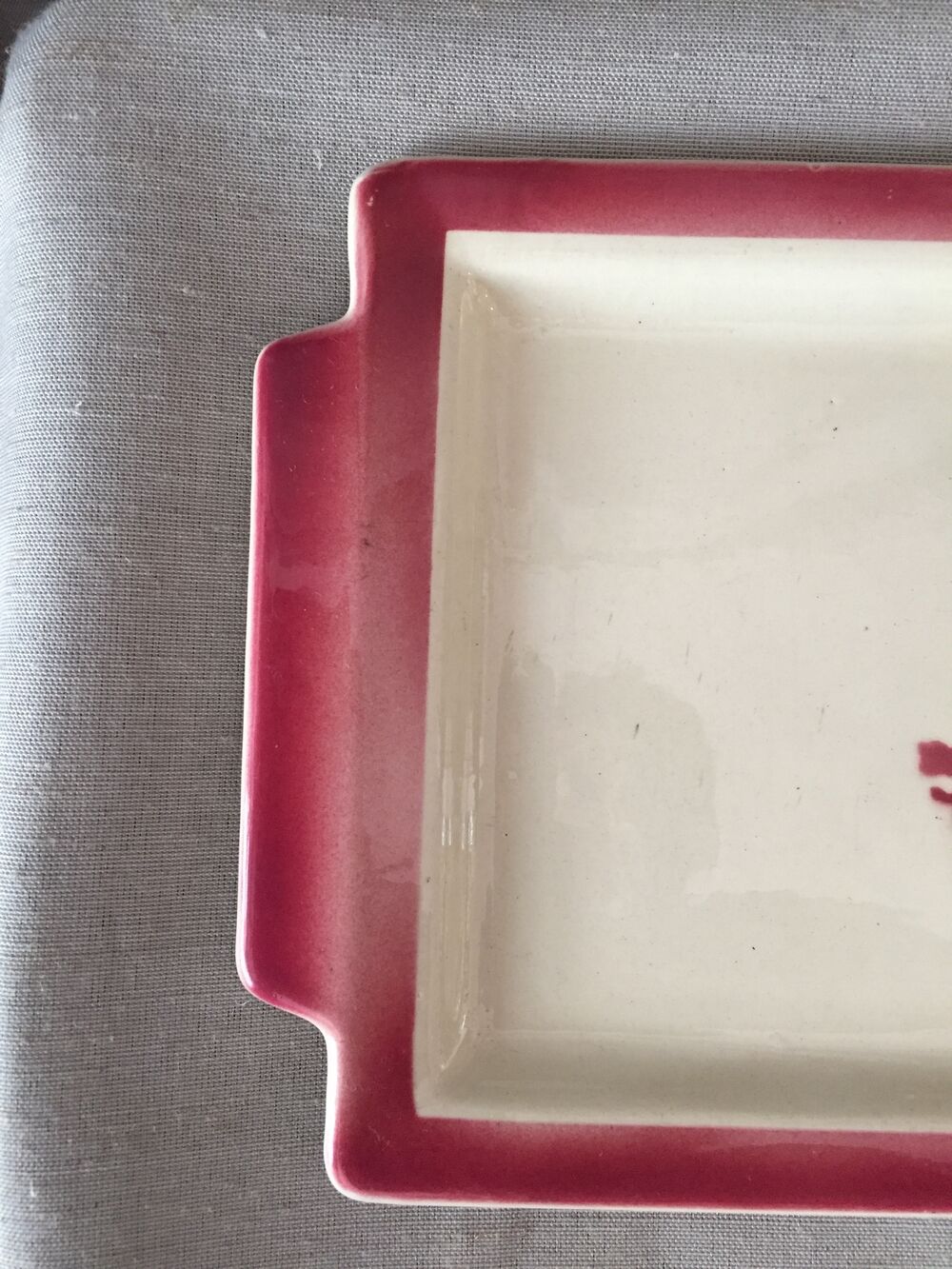 Cake dish bird pattern on its branch in red and white tones