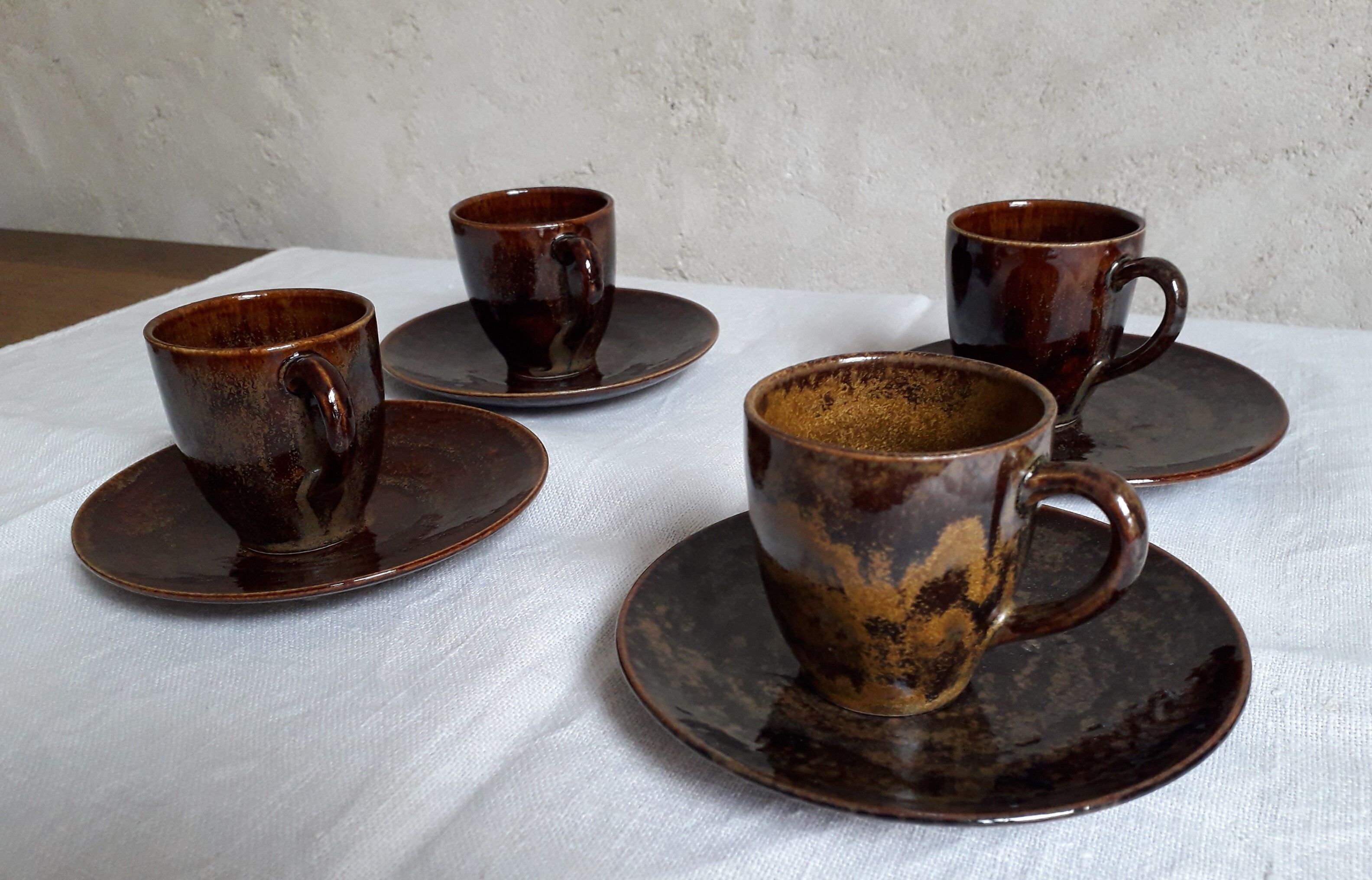Beauvaisis Warluis 4 cup and sandstone sub-cup set