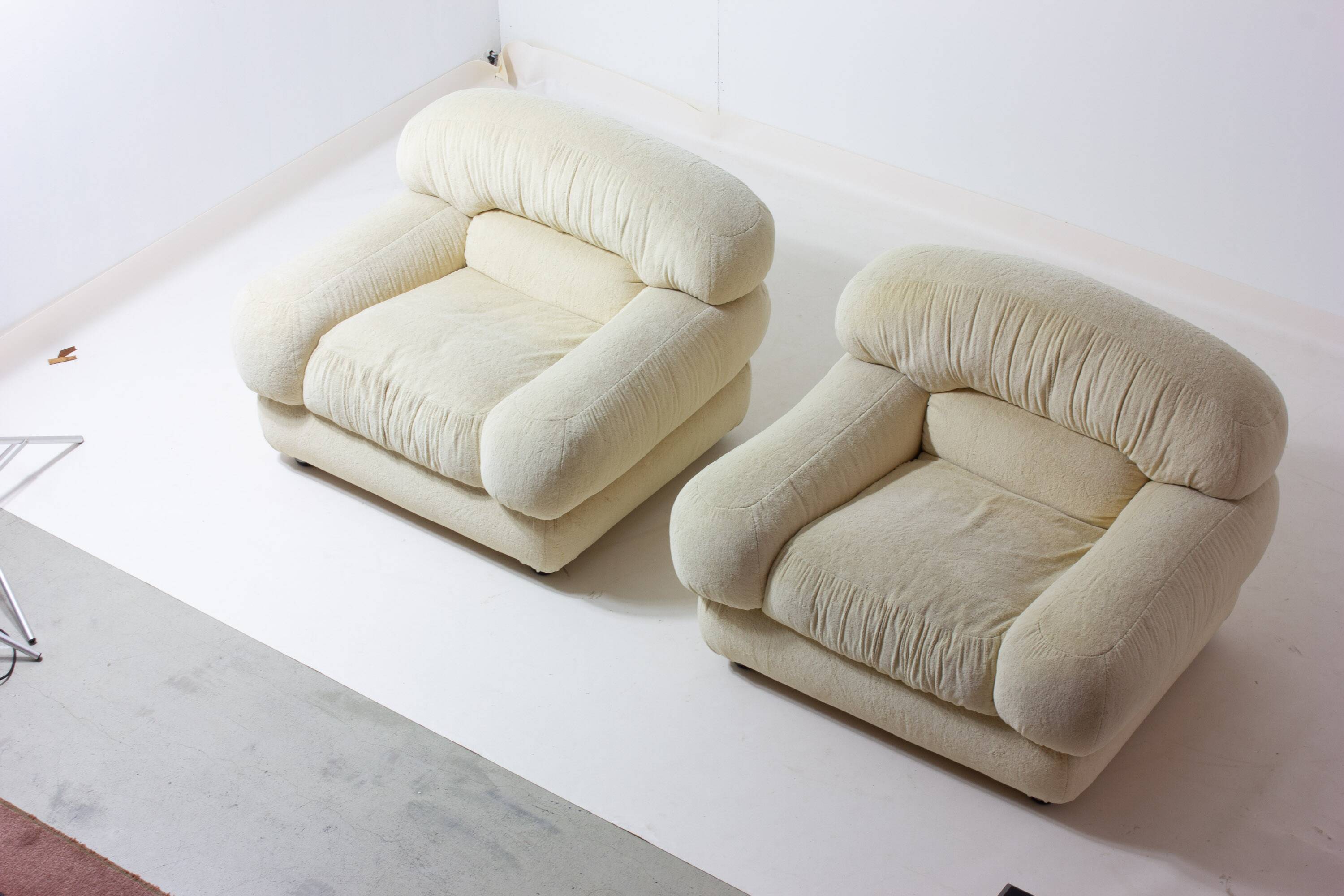 Elegant Italian lounge chairs in cream coloured fabric, 1970s