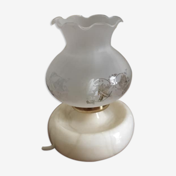 Lampe de chevet avec son pied en marbre blanc crémeux et son abat-jour tulipe en verre