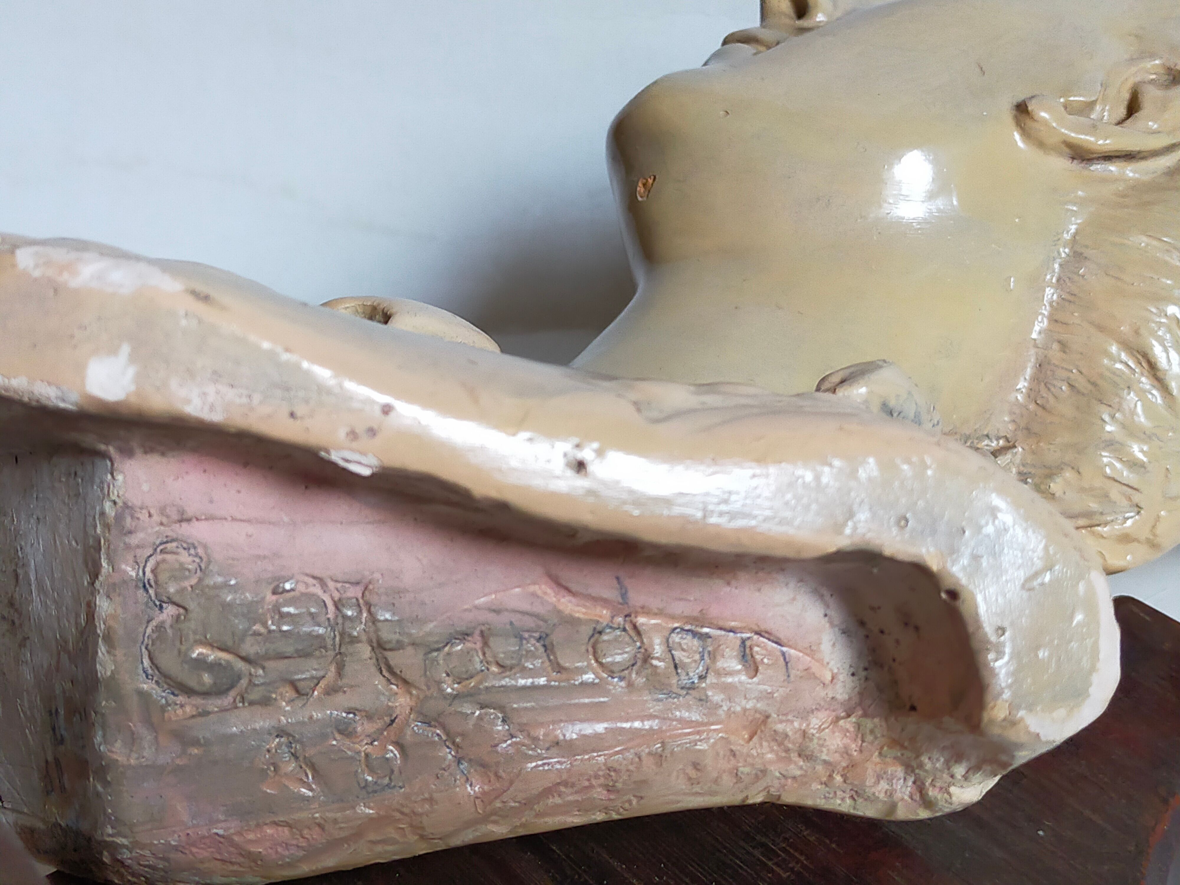 Bust of a woman "the elegant"XIXth in painted plaster signed on its solid wood base