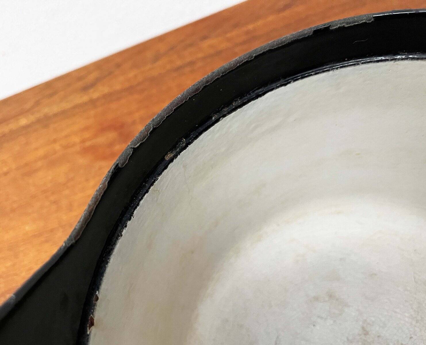 Black enamelled cast iron pot with a teak handle in mid-century style by Timo Sarpaneva for Rosenlew of Finland, 1960s.